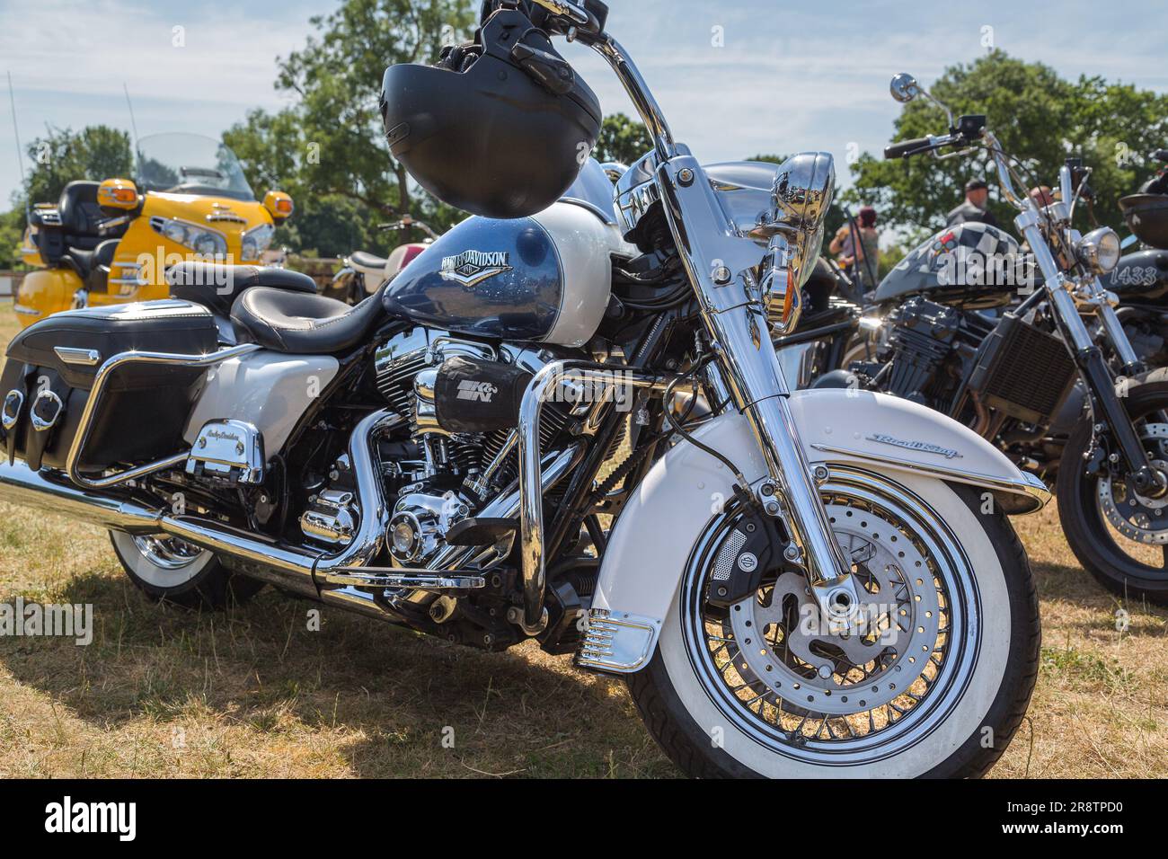 Legendäre Harley Davidson Road King mit weißen Wandreifen und einem verchromten Motor. Eine königliche Präsenz in einer Motorradreihe bei einer Motorrad-Rallye. Stockfoto