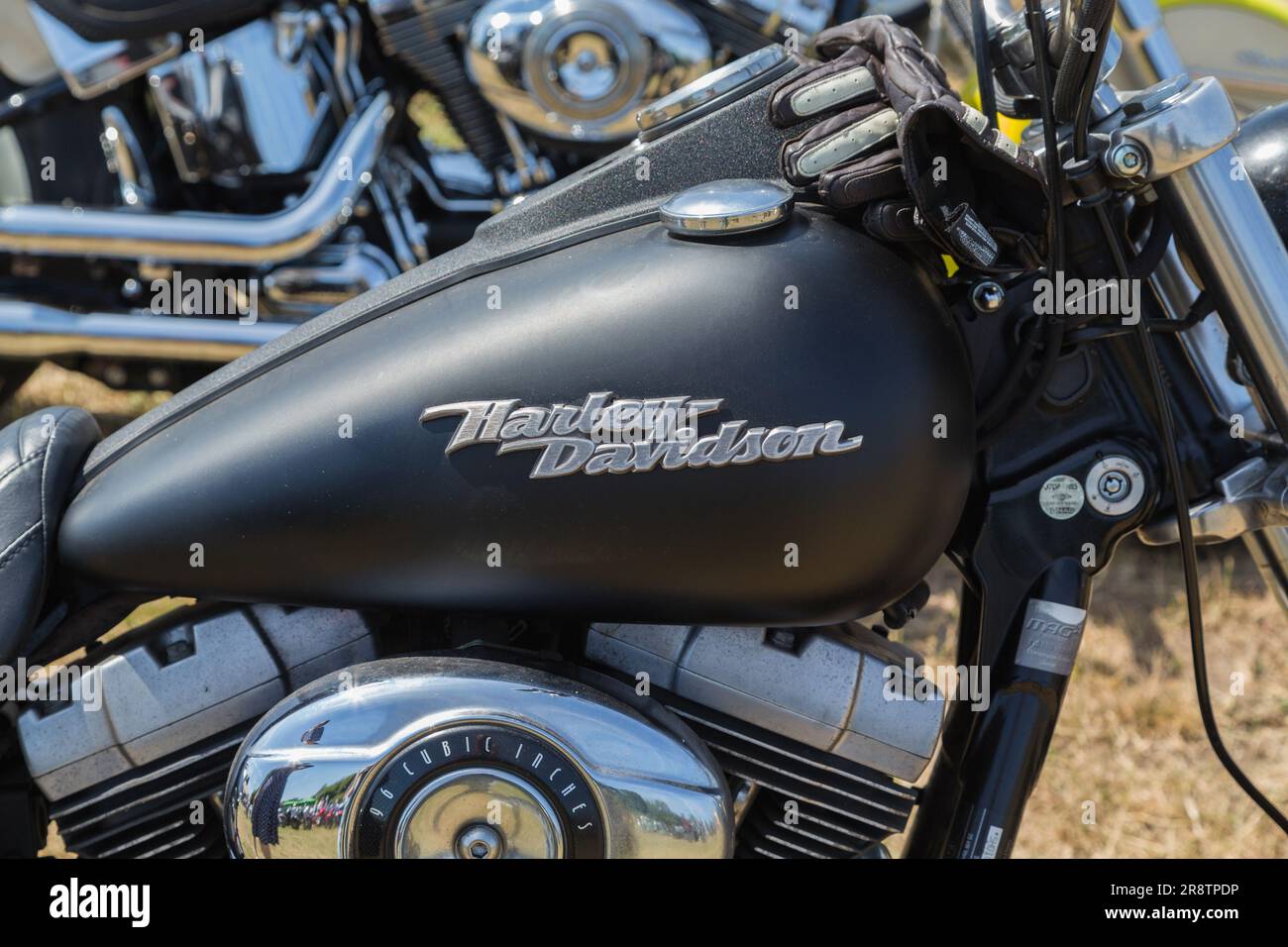 Nahaufnahme des Benzintanks-Emblems eines Harley Davidson Motorrads. Harley Davidson Motorradabzeichen. Roadtrip, Freiheit oder Lifestyle-Konzept. Stockfoto