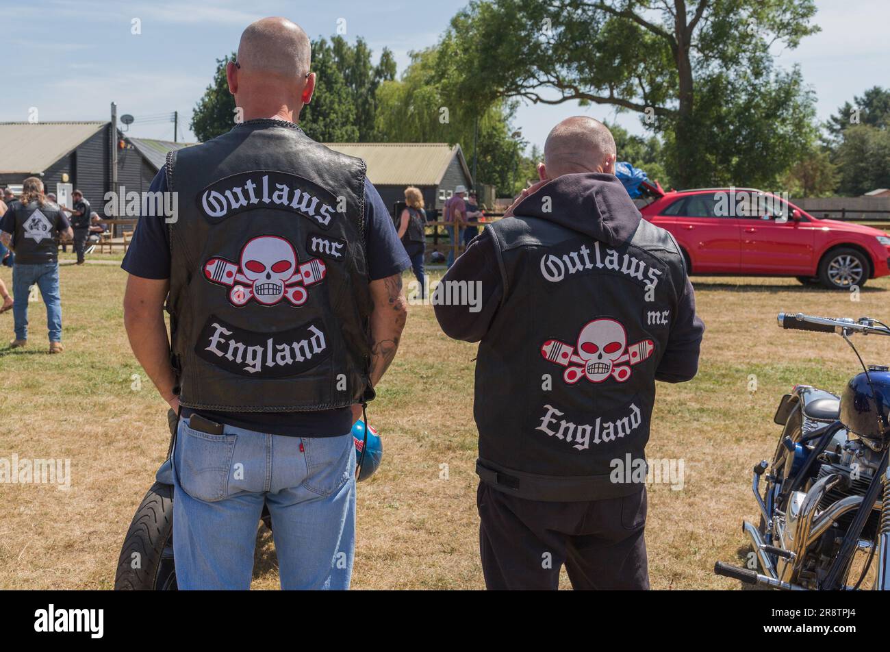 Mitglieder des Outlaws Motorcycle Clubs tragen ihre Flicken bei einer Biker-Rallye. Stockfoto