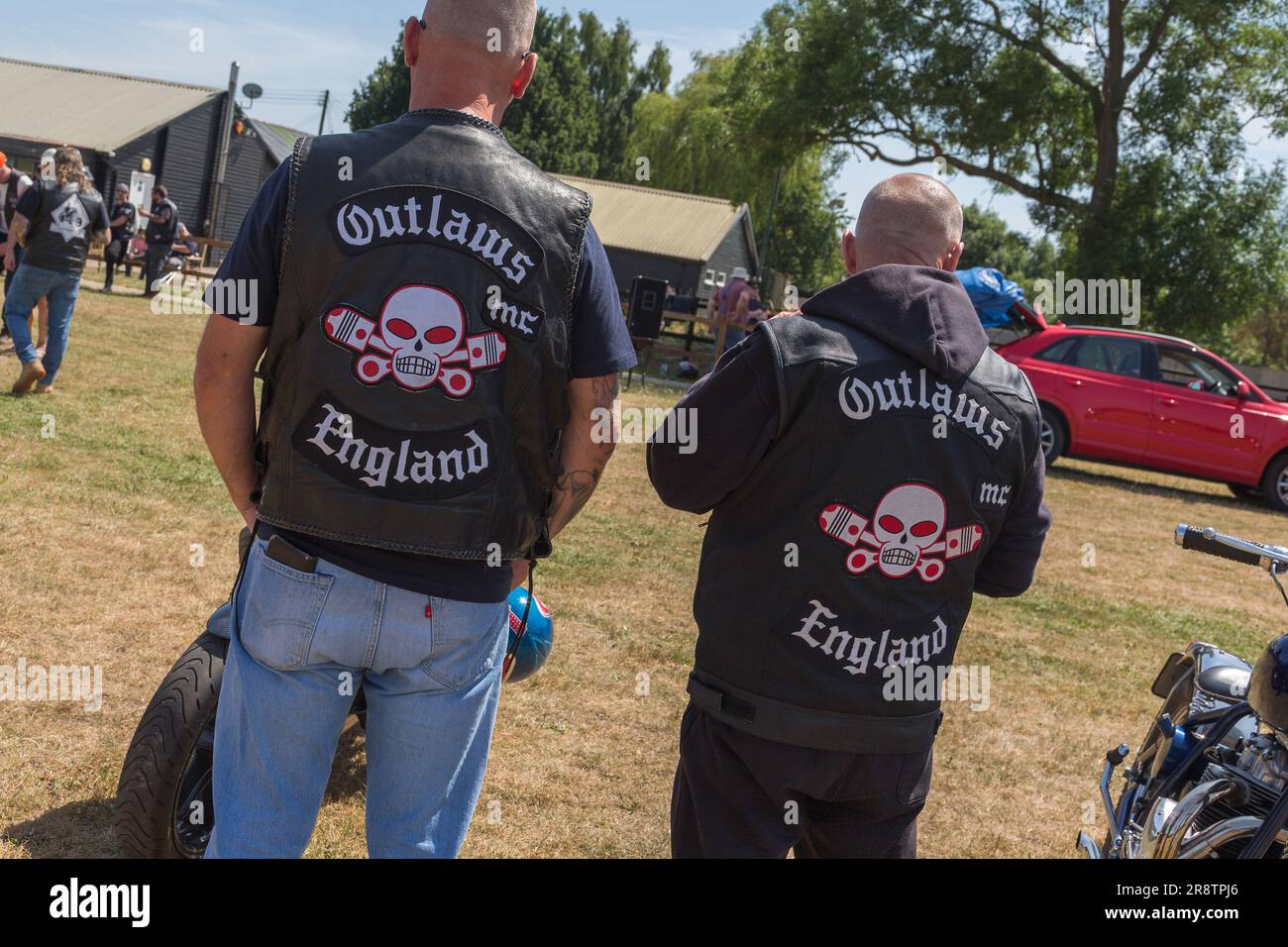 Mitglieder des Outlaws Motorcycle Clubs tragen ihre Flicken bei einer Biker-Rallye. Stockfoto