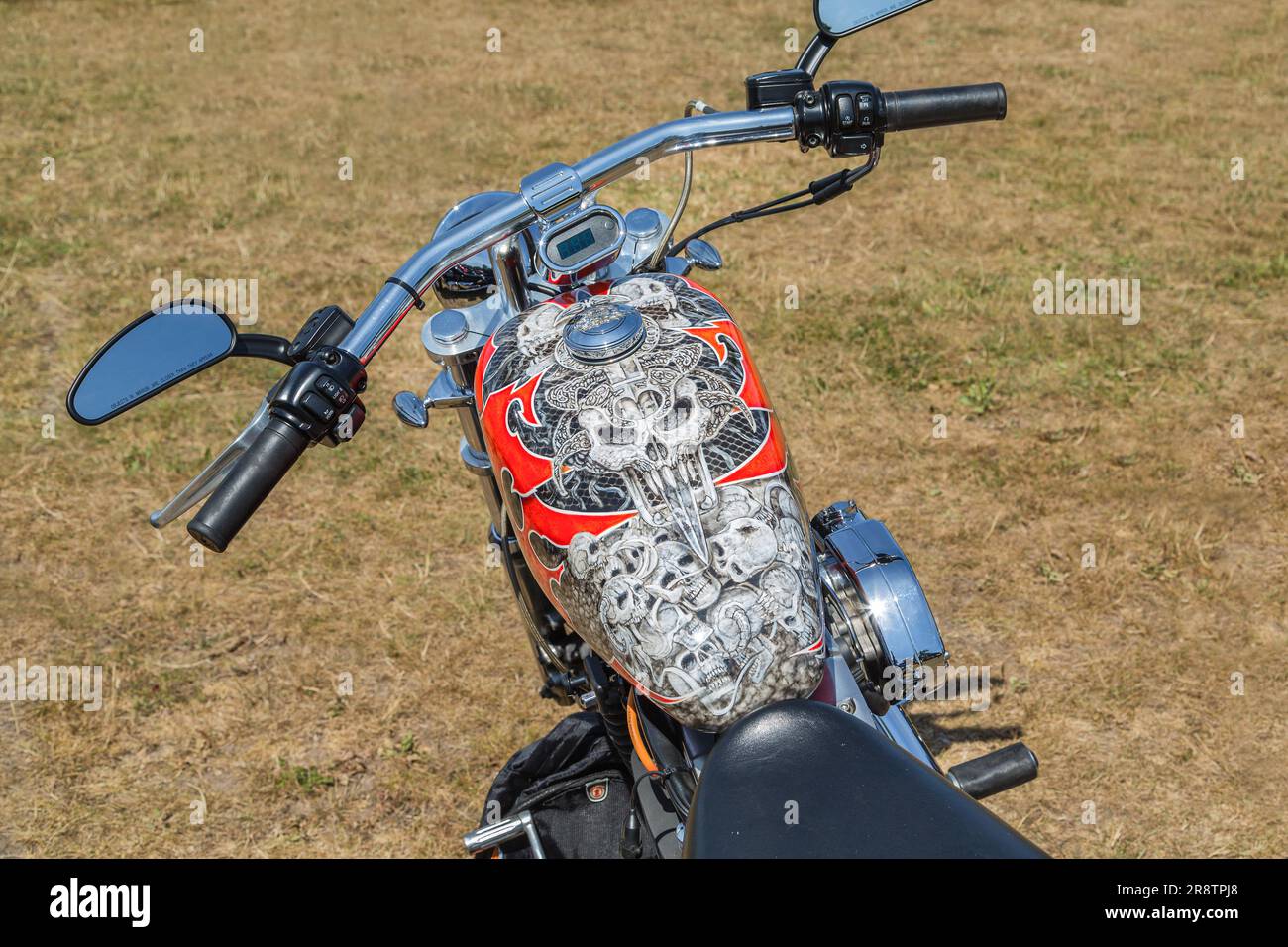 Nahaufnahme eines Motorrad-Benzintanks, der mit einem Schädel lackiert wurde. Stockfoto