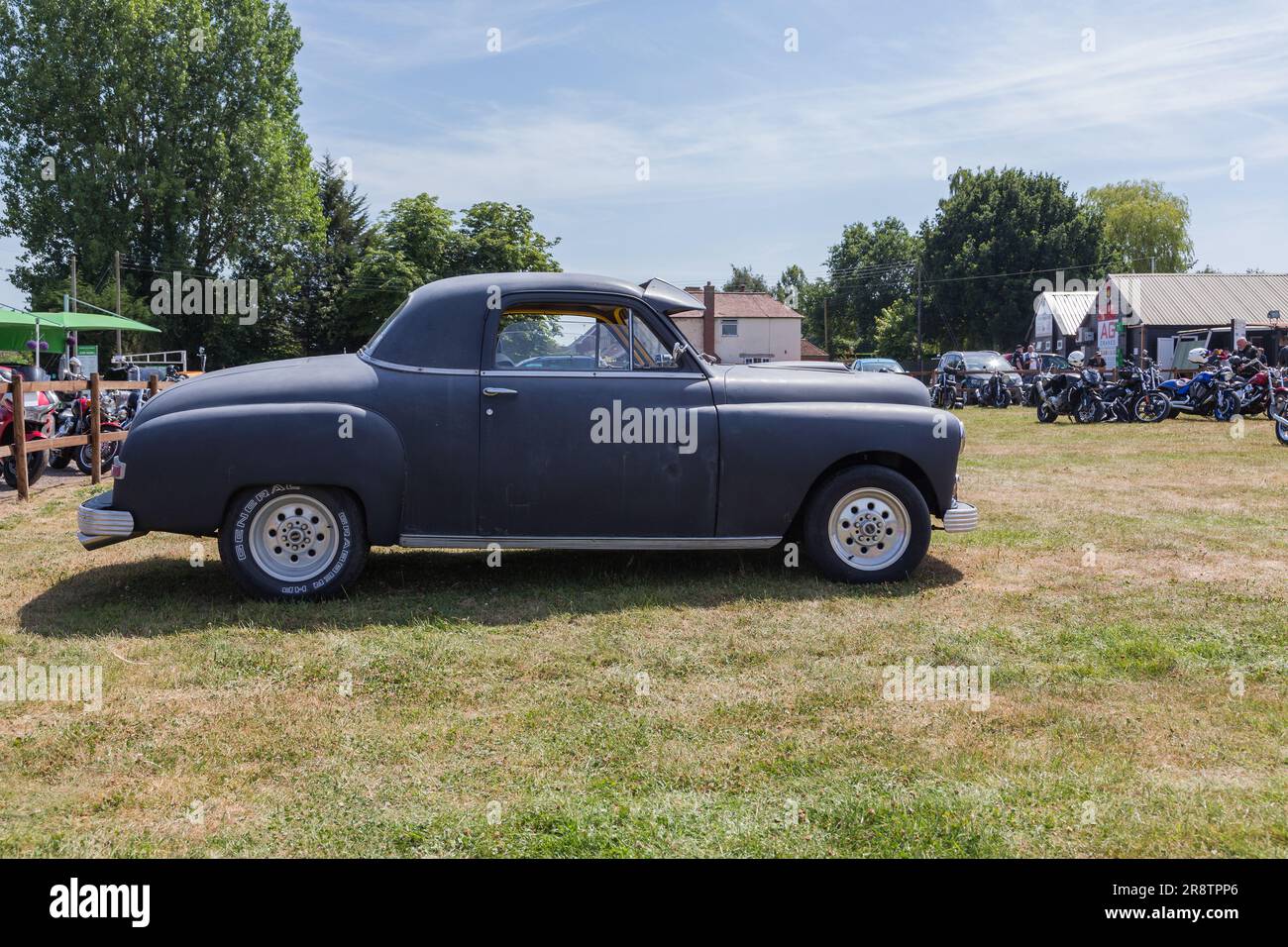 Ein elegantes, klassisches Plymouth Business Coupé aus den 50er Jahren: Ein stilvolles zweitüriges Fahrzeug mit stromlinienförmigem Design, das den Retro-Charme der Epoche verkörpert. Stockfoto