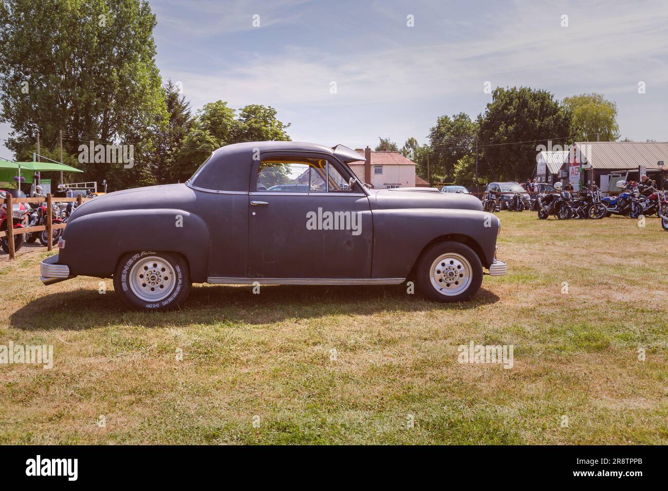Das klassische Plymouth Business Coupé aus den 50er Jahren: Elegant, stilvoll und beeindruckend. Dieses legendäre Fahrzeug strahlt zeitlosen Charme aus und verkörpert Retro-Eleganz. Stockfoto