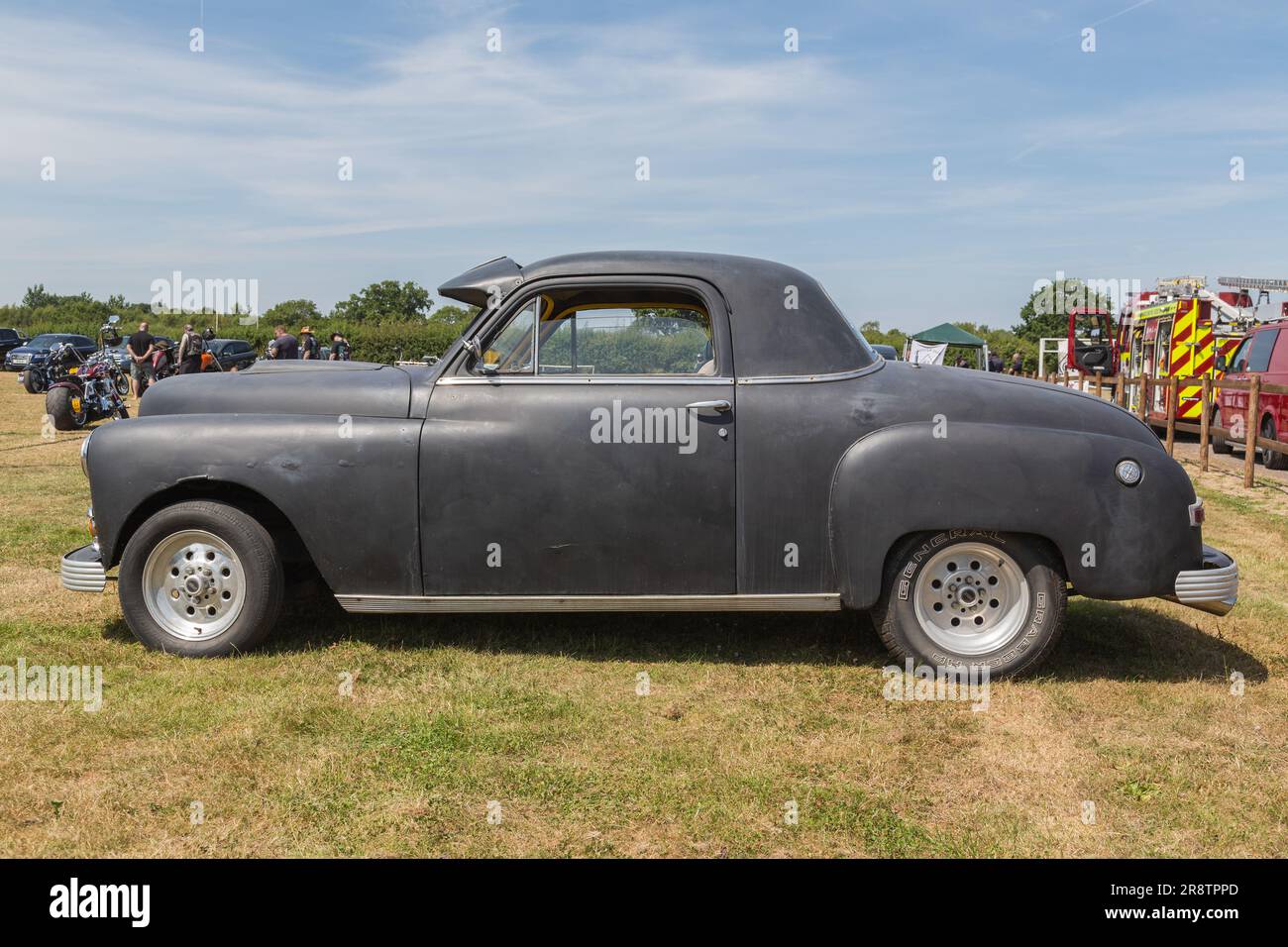 Ein elegantes, klassisches Plymouth Business Coupé aus den 50er Jahren: Ein stilvolles zweitüriges Fahrzeug mit stromlinienförmigem Design, das den Retro-Charme der Epoche verkörpert. Stockfoto