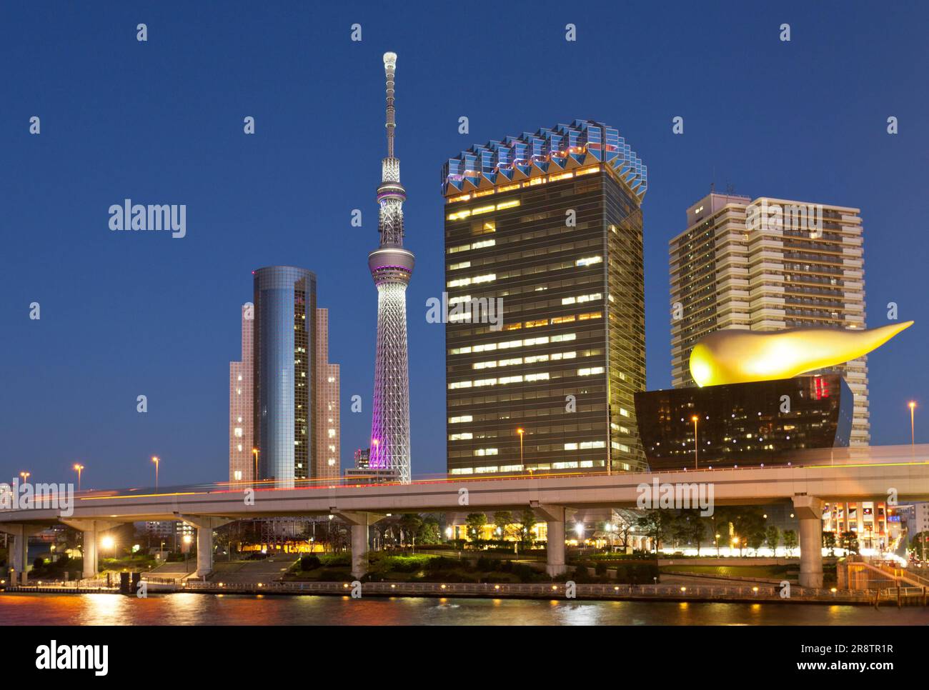 Sumidagawa River, Tokyo Skytree und Asahi Beer Building bei Nacht Stockfoto