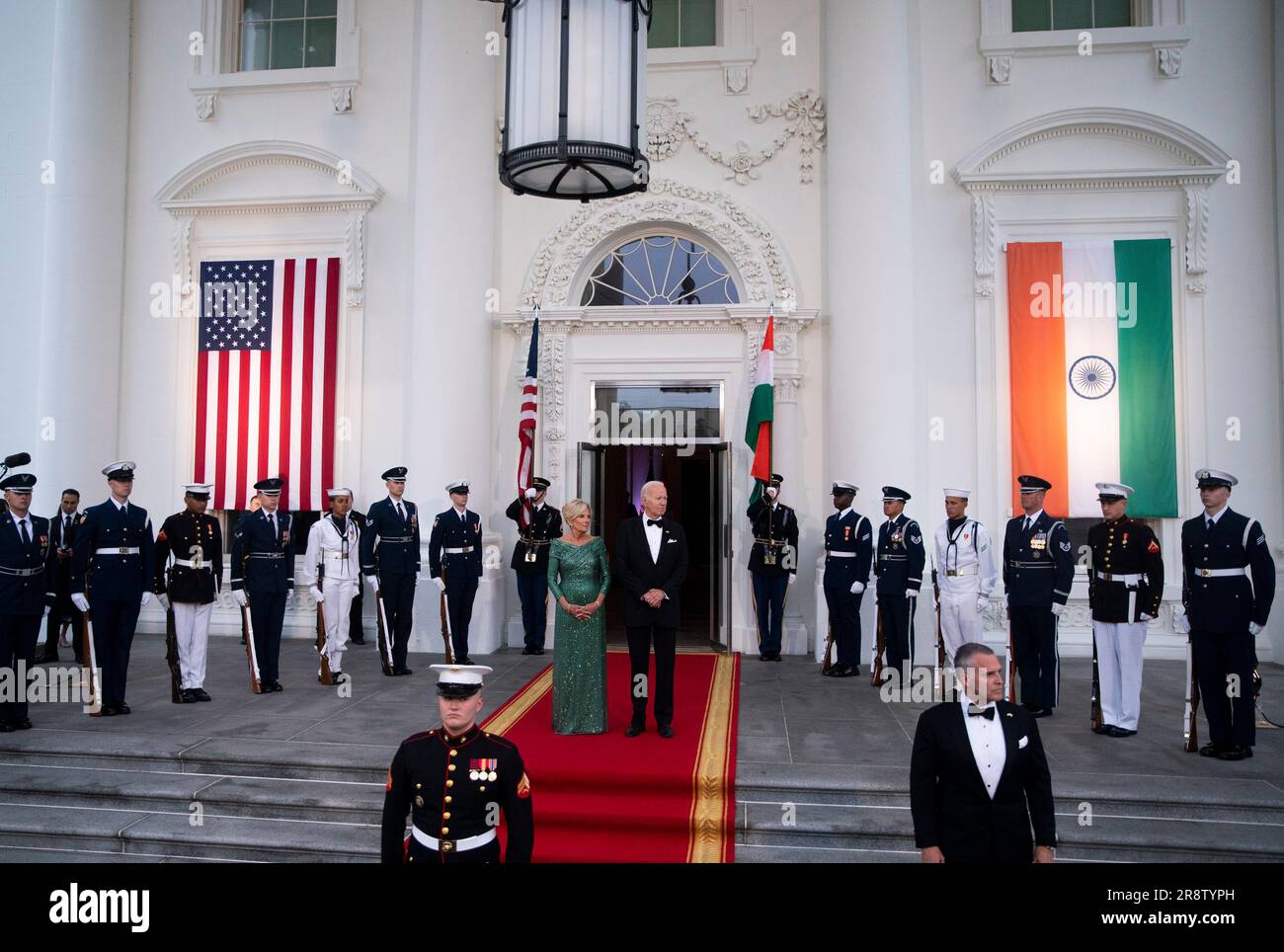 Washington, Usa. 22. Juni 2023. US-Präsident Joe Biden, richtig, und First Lady Jill Biden warten darauf, den indischen Premierminister Narendra Modi, nicht abgebildet, bei einer Ankunft im North Portico des Weißen Hauses zu begrüßen, vor einem Staatsessen in Washington, DC, am Donnerstag, den 22. Juni 2023. Biden und Modi kündigten heute bei einem Staatsbesuch eine Reihe von Verteidigungs- und Handelsgeschäften an, um die militärischen und wirtschaftlichen Beziehungen zwischen ihren Nationen zu verbessern. Foto: Al Drago/UPI Credit: UPI/Alamy Live News Stockfoto