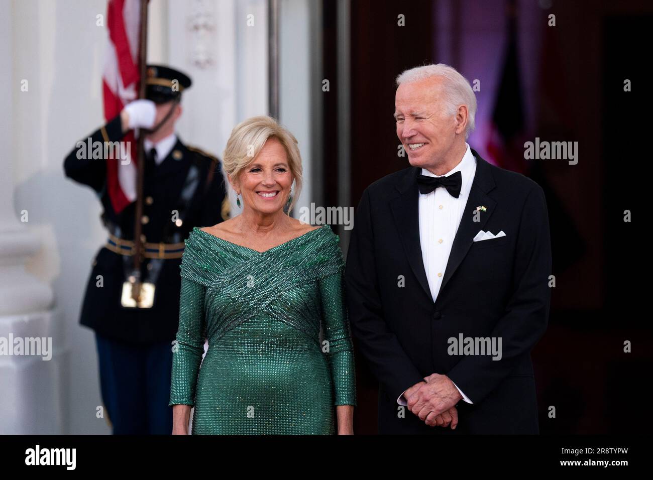 Washington, Usa. 22. Juni 2023. US-Präsident Joe Biden, richtig, und First Lady Jill Biden warten darauf, den indischen Premierminister Narendra Modi, nicht abgebildet, bei einer Ankunft im North Portico des Weißen Hauses zu begrüßen, vor einem Staatsessen in Washington, DC, am Donnerstag, den 22. Juni 2023. Biden und Modi kündigten heute bei einem Staatsbesuch eine Reihe von Verteidigungs- und Handelsgeschäften an, um die militärischen und wirtschaftlichen Beziehungen zwischen ihren Nationen zu verbessern. Foto: Al Drago/UPI Credit: UPI/Alamy Live News Stockfoto