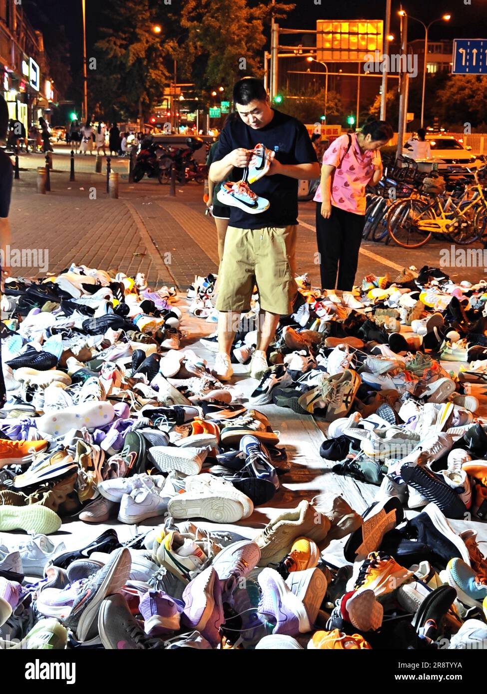 PEKING, CHINA - 22. JUNI 2023 - Bürger kaufen Aktienschuhe, die von Verkäufern auf einer Straße in Peking, China, am 22. Juni 2023 spät nachts verkauft werden. Stockfoto