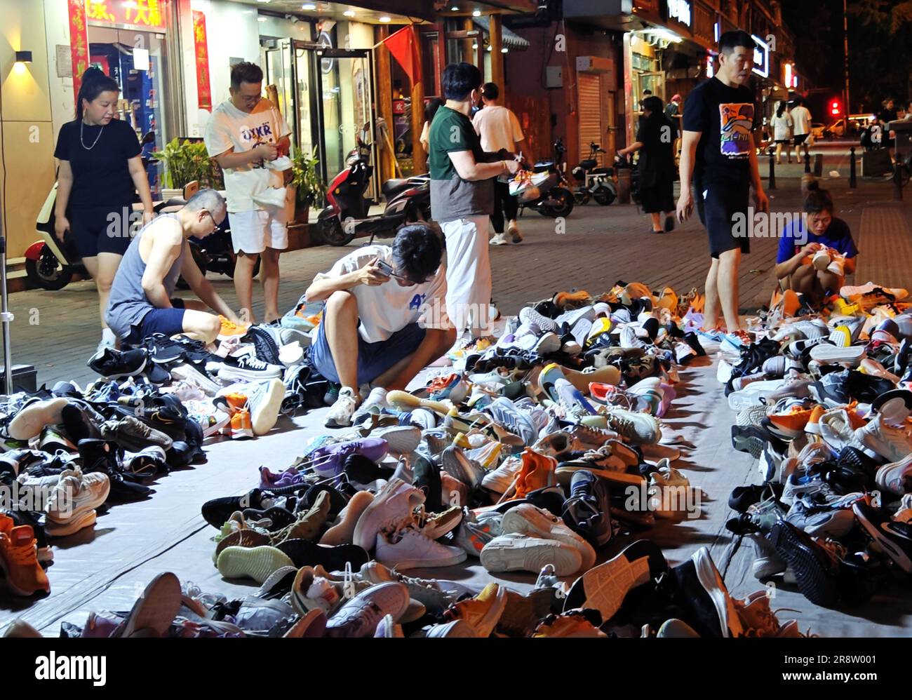 PEKING, CHINA - 22. JUNI 2023 - Bürger kaufen Aktienschuhe, die von Verkäufern auf einer Straße in Peking, China, am 22. Juni 2023 spät nachts verkauft werden. Stockfoto