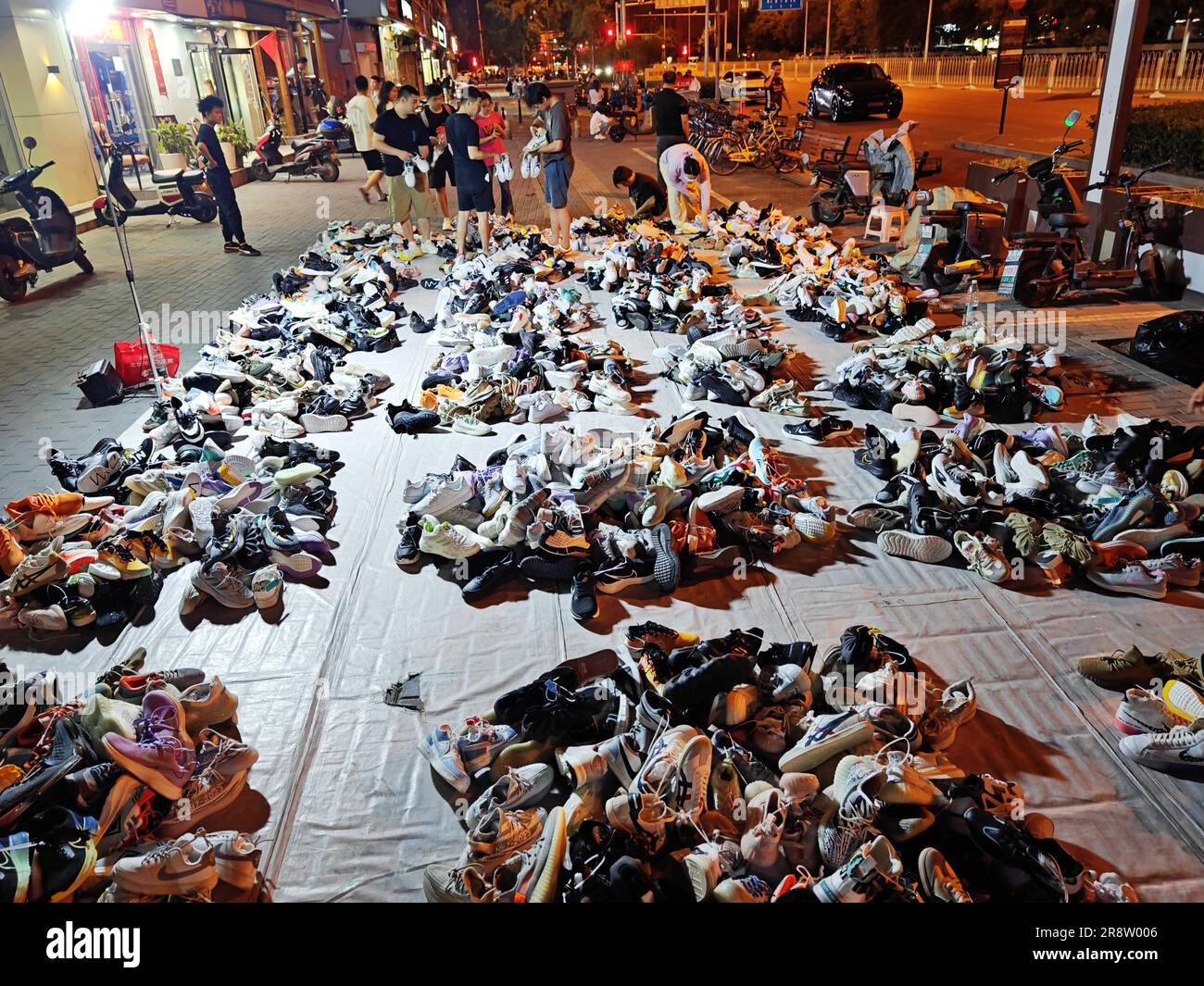 PEKING, CHINA - 22. JUNI 2023 - Bürger kaufen Aktienschuhe, die von Verkäufern auf einer Straße in Peking, China, am 22. Juni 2023 spät nachts verkauft werden. Stockfoto