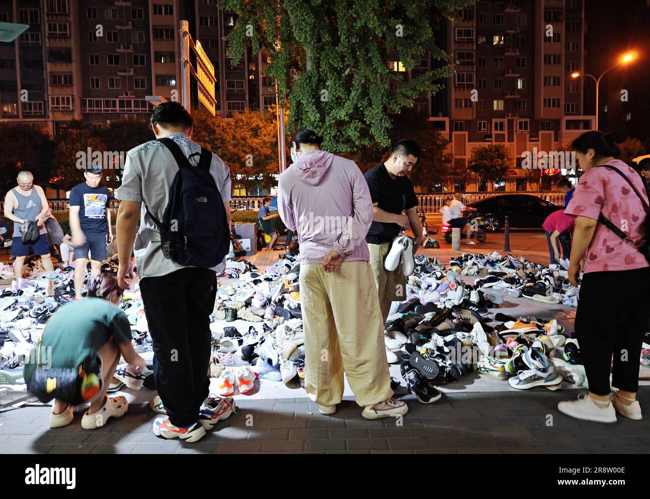 PEKING, CHINA - 22. JUNI 2023 - Bürger kaufen Aktienschuhe, die von Verkäufern auf einer Straße in Peking, China, am 22. Juni 2023 spät nachts verkauft werden. Stockfoto