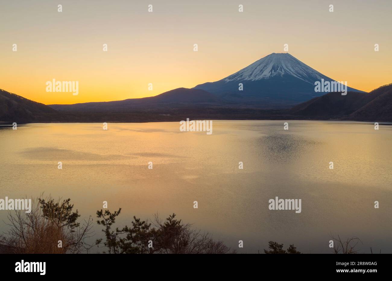 See Motosu vor Sonnenaufgang und Mt. Stockfoto