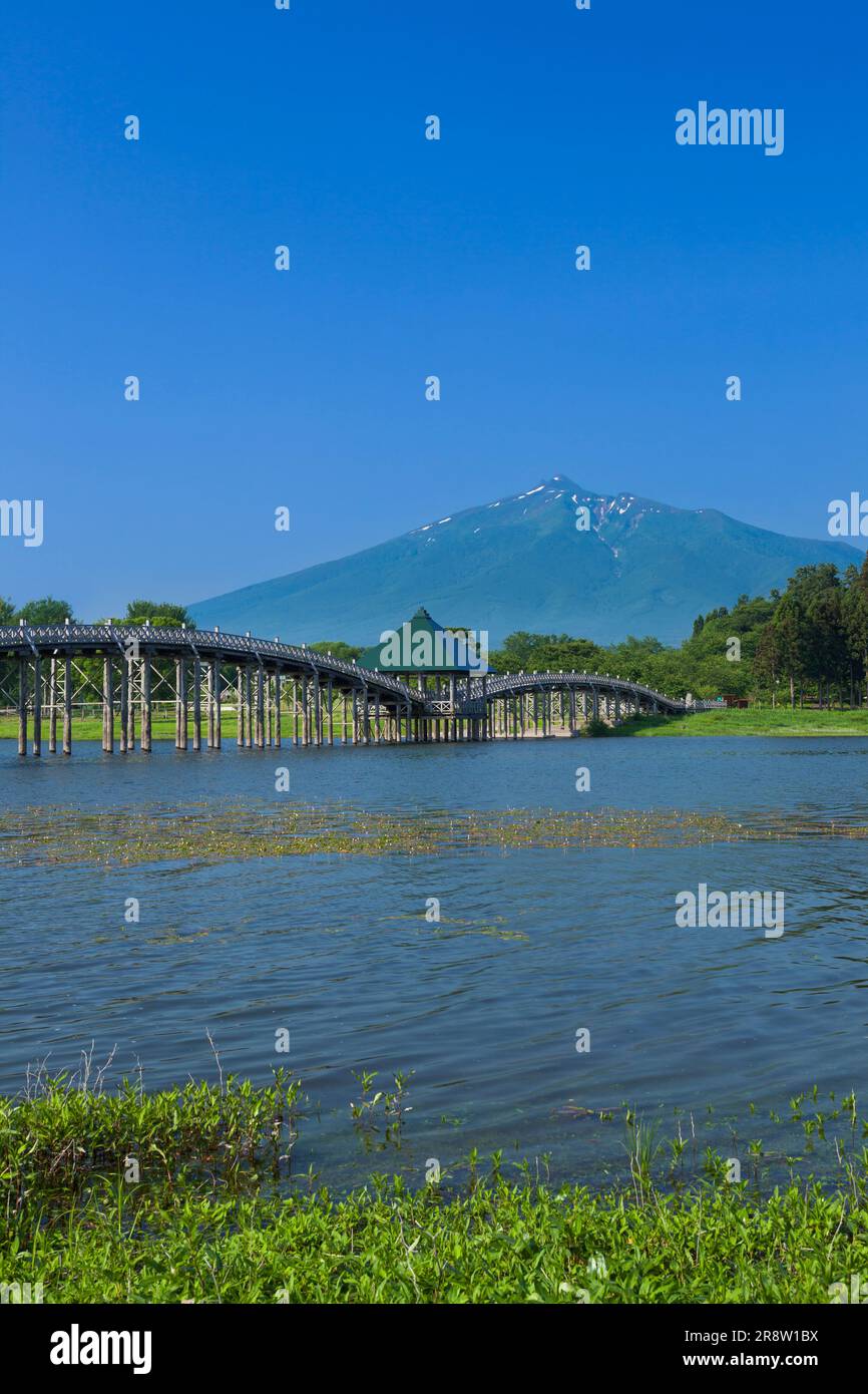 Tsuru no Mai hashi Bridge und Mt. Iwaki Stockfoto