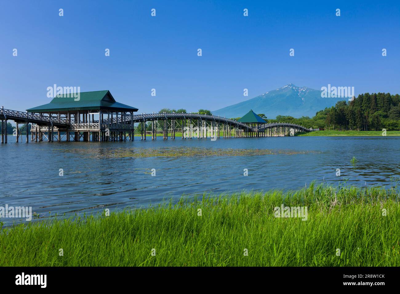 Tsuru no Mai hashi Bridge und Mt. Iwaki Stockfoto