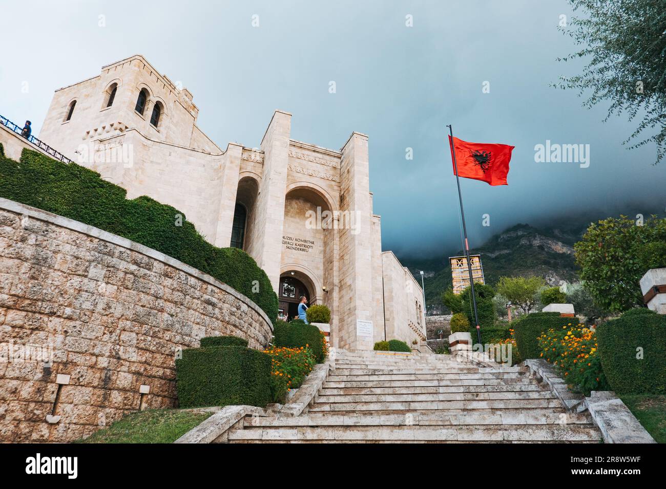 Die albanische Flagge fliegt vor der Burg Kruja Krujë, Albanien Stockfoto