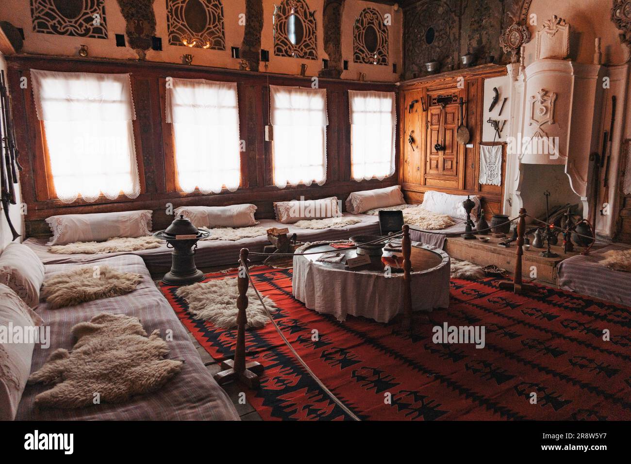 Ein Zimmer in einem historischen traditionellen albanischen Haus in Krujë, Albanien Stockfoto