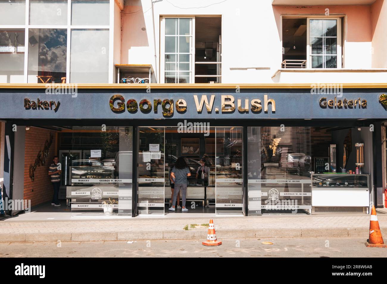 Die Bäckerei George W. Bush in Fushë Krujë, Albanien. Er war der erste US-Präsident, der Albanien nach dem Kommunismus besuchte und in dieser kleinen Stadt vorbeischaute Stockfoto