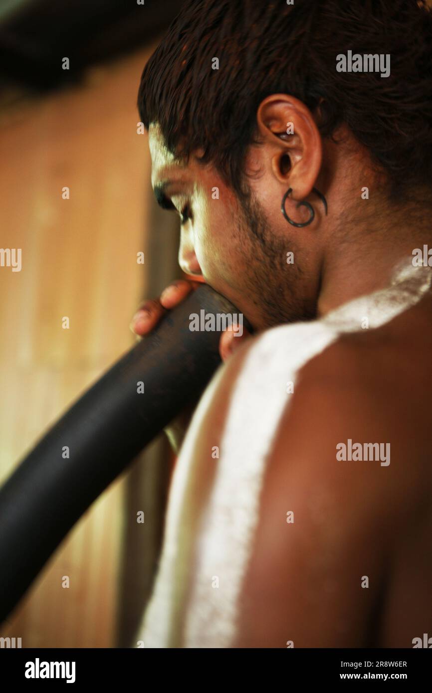 Australische Aborigines spielen traditionelle Instrumente in Cairns Kuranda Stockfoto