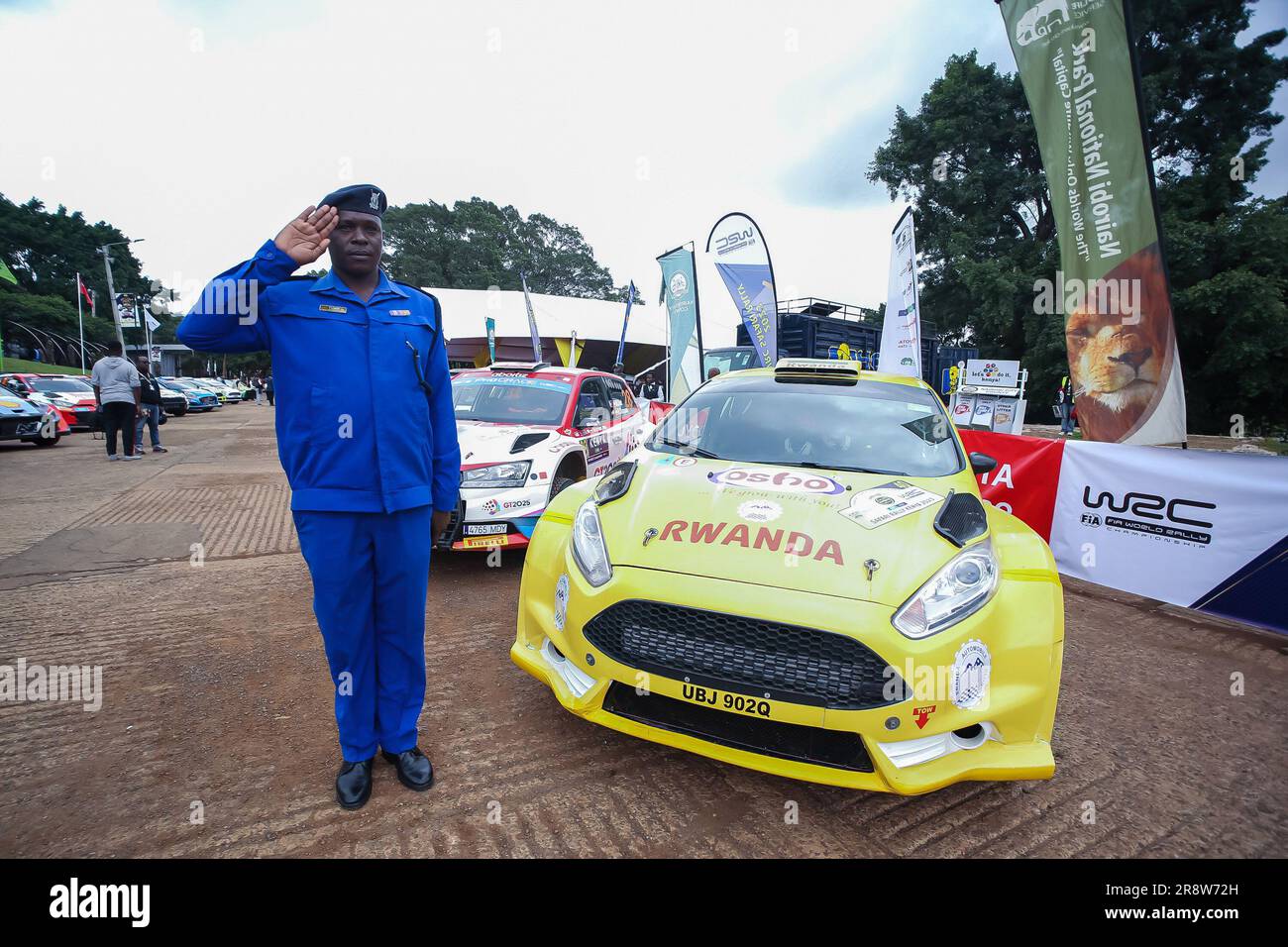 Ein kenianischer Polizist salutiert, während die Nationalhymne während der WRC-Safari-Rallye 2023 auf dem Gelände des Uhuru Parks in Nairobi singt. Die WRC-Safari-Rallye 2023 startete mit der Flagge im Nairobiís Uhuru-Park und danach Rallye-Fahrer fuhren zu den Kasarani Grounds für die Super Special Stage. In diesem Jahr ist der Rallye-Wettbewerb 70 Jahre in Folge die Safari Rallye. Die WRC-Safari-Rallye 2023 findet vom Donnerstag, 22. Juni bis Sonntag, 25. Juni 2023 in Nairobi County und Naivasha, Nakuru County in Kenia statt. Stockfoto