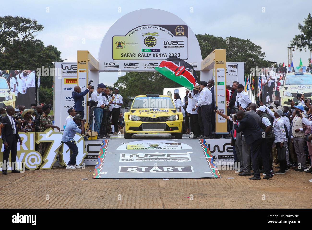 Der stellvertretende Präsident Kenias, Rigathi Gachagua (R), flaggt die WRC-Safari-Rallye 2023 auf dem Gelände des Uhuru-Parks in Nairobi ab. Die WRC-Safari-Rallye 2023 startete mit der Flagge im Nairobiís Uhuru-Park und danach Rallye-Fahrer fuhren zu den Kasarani Grounds für die Super Special Stage. In diesem Jahr ist der Rallye-Wettbewerb 70 Jahre in Folge die Safari Rallye. Die WRC-Safari-Rallye 2023 findet vom Donnerstag, 22. Juni bis Sonntag, 25. Juni 2023 in Nairobi County und Naivasha, Nakuru County in Kenia statt. (Foto: Boniface Muthoni/SOPA Images/Sipa USA) Stockfoto