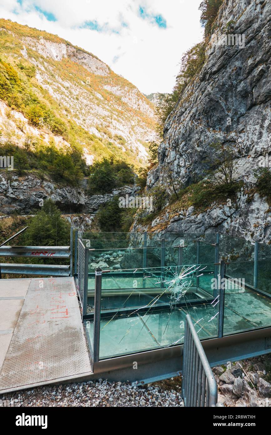 Eine beschädigte Aussichtsplattform aus Glas über einem Fluss im Nationalpark Bjeshkët e Nemuna, Kosovo Stockfoto