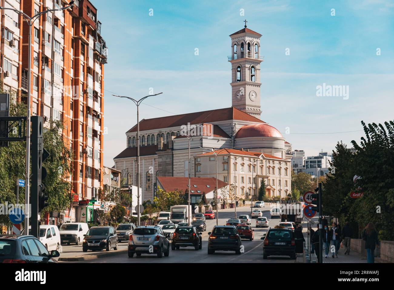 Die römisch-katholische Kathedrale von St. Teresa in Pristina, Kosovo, steht hoch über dem Stadtverkehr. Im romanischen Stil erbaut, 2010 fertiggestellt Stockfoto