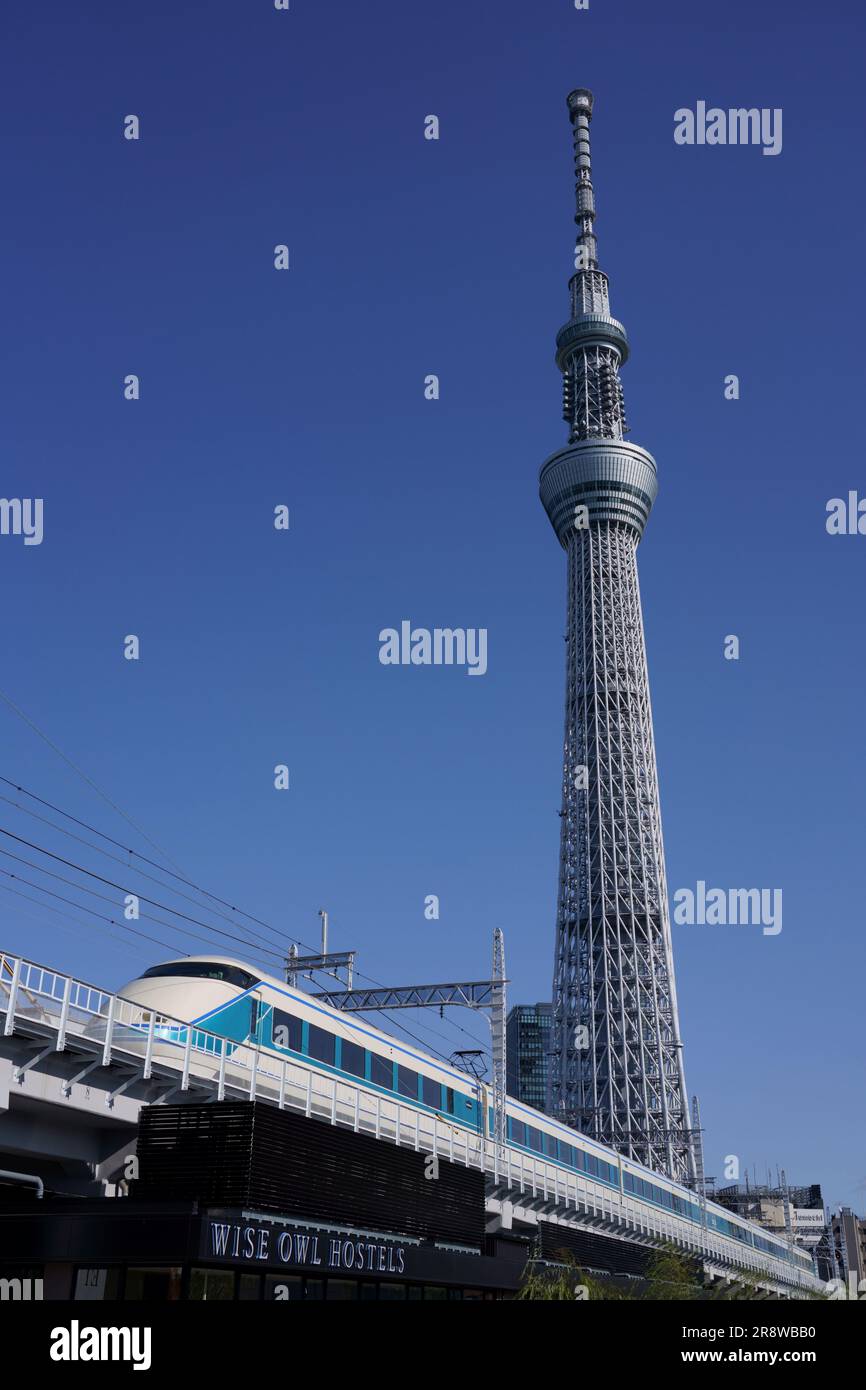 Tobu Railway Limited Express 'Kegon' Series 100 Spacia und Tokyo Skytree Stockfoto