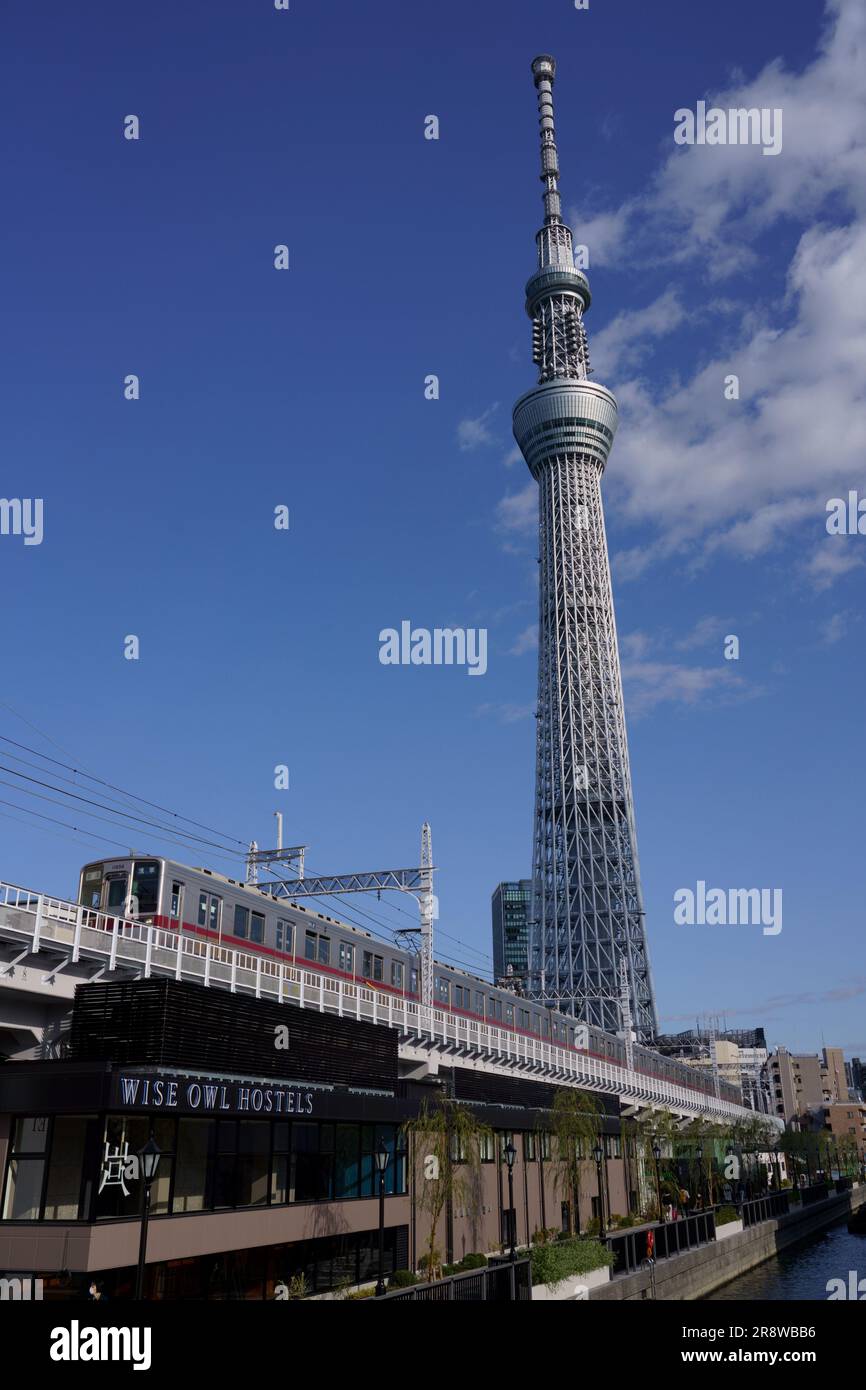 Tobu Railway Model 10030 und Sky Tree Stockfoto