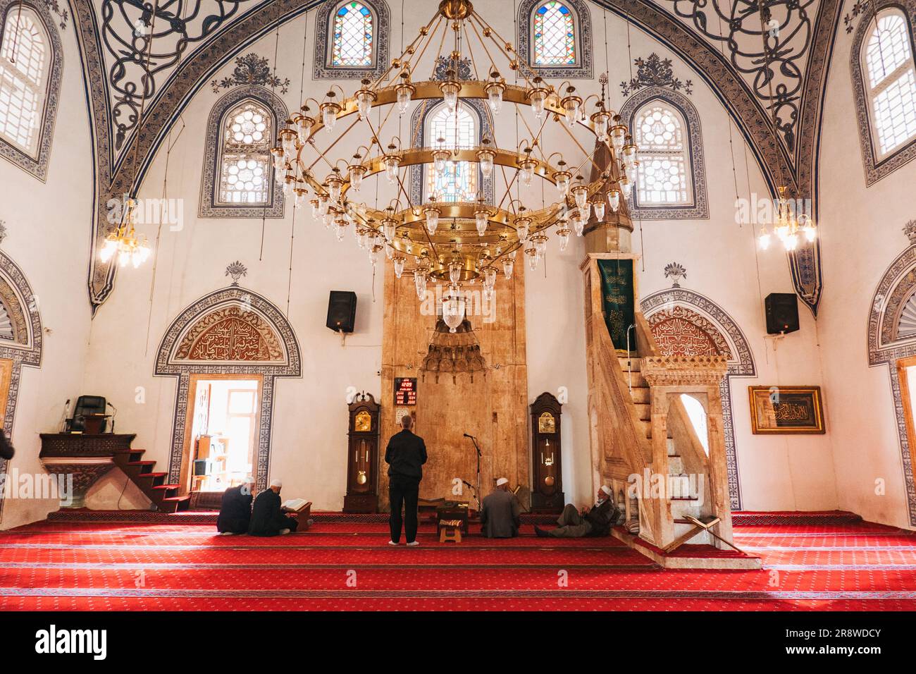Männer beten in der Großen Moschee (Xhamia e Madhe) in Pristina, Kosovo Stockfoto