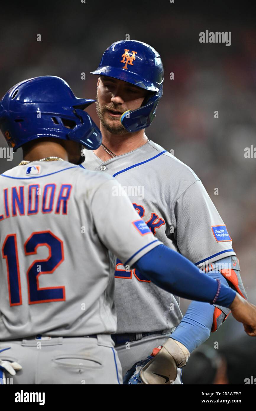 New York Mets erster Baseman PETE ALONSO (20) wird vom New York Mets Shortstop Francisco Lindor (12) nach einem 2-Lauf-Homer an der Spitze der s beglückwünscht Stockfoto