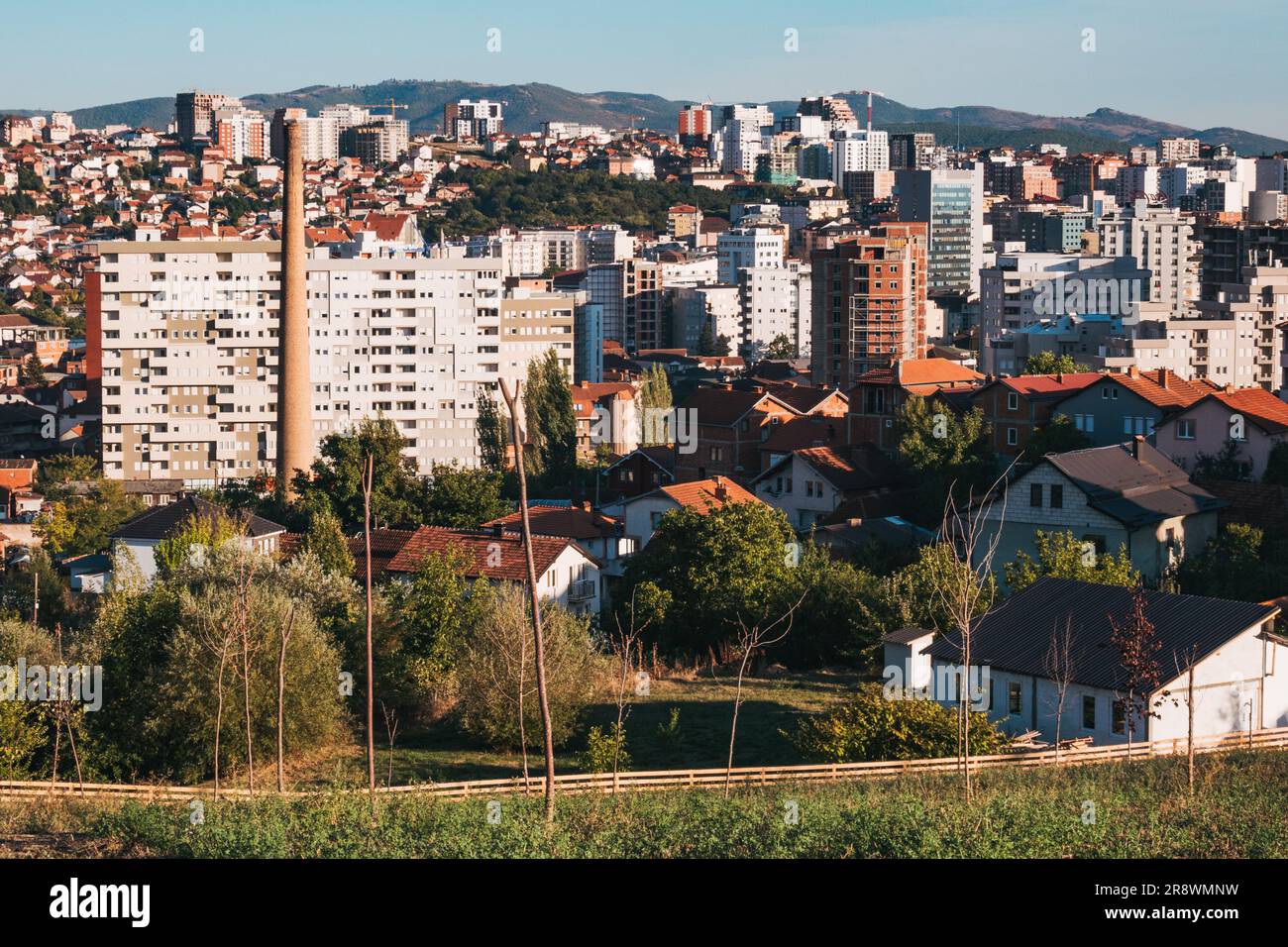 Ein Stadtbild von Pristina, Kosovo, an einem späten Herbstnachmittag Stockfoto