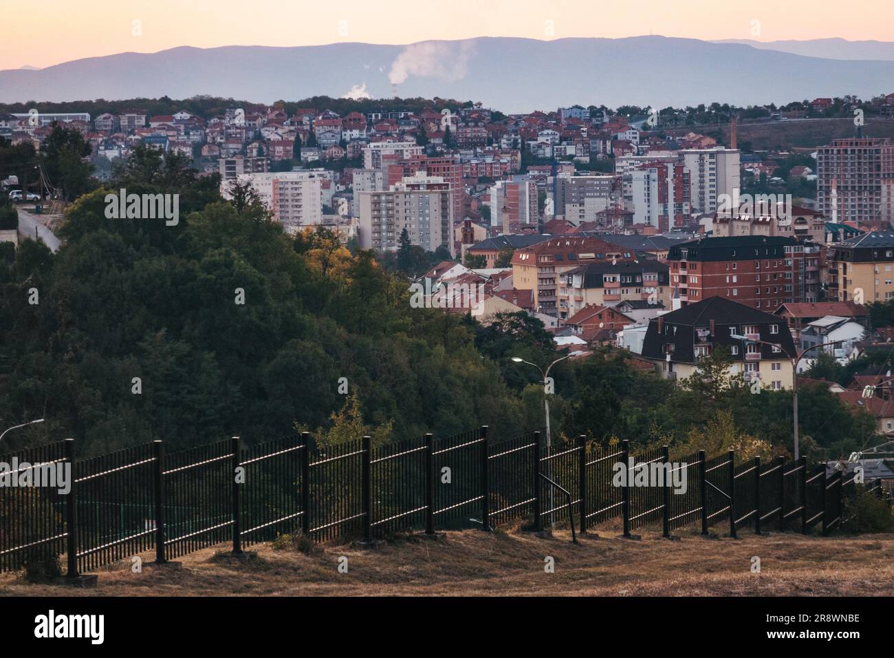 Ein Stadtbild von Pristina, Kosovo, an einem späten Herbstnachmittag Stockfoto
