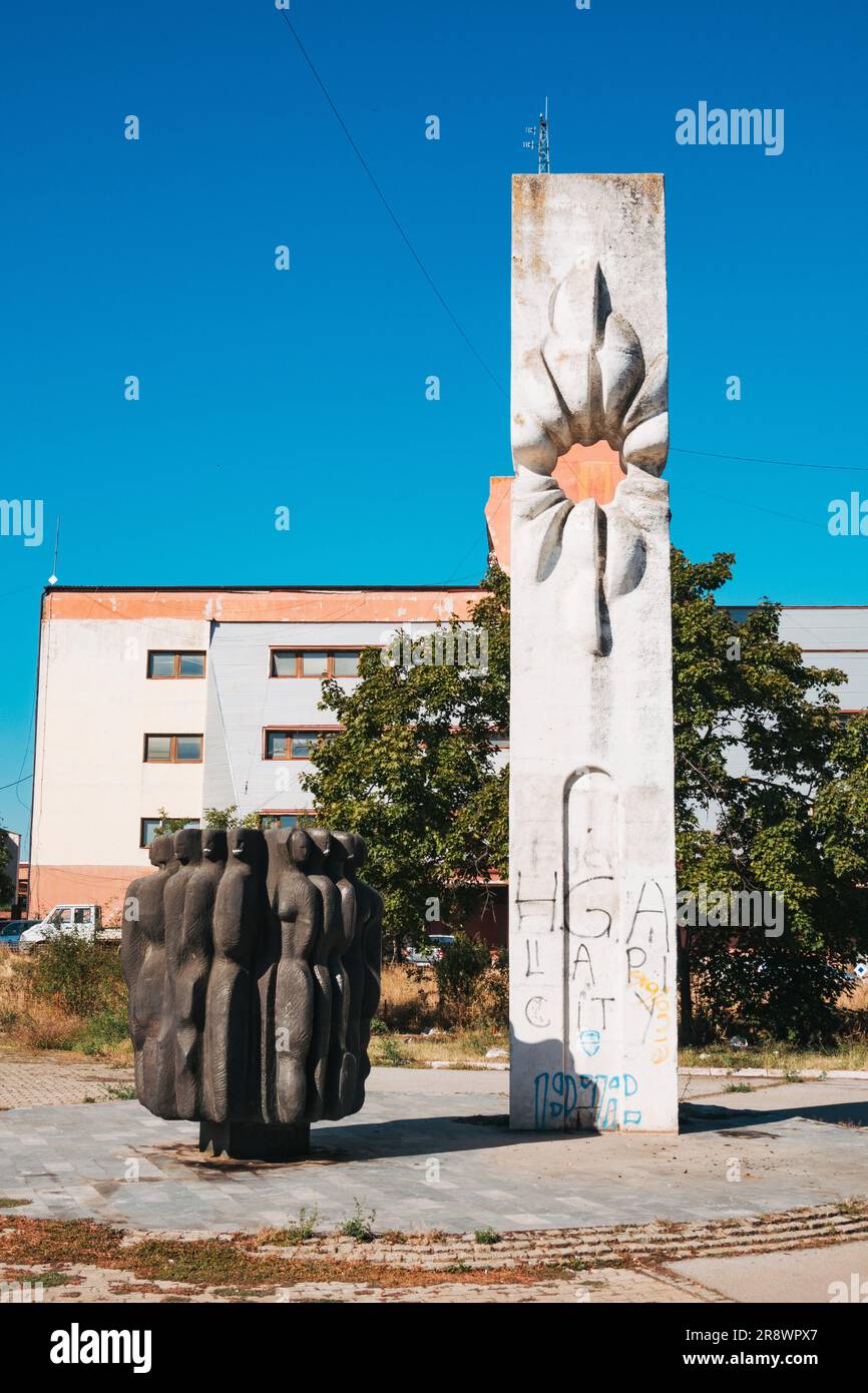 Denkmal für die gefallenen Kämpfer des Zweiten Weltkriegs, eine weiße Stabskulptur in Kosovo Polje, einer Satellitenstadt Pristina, Kosovo Stockfoto