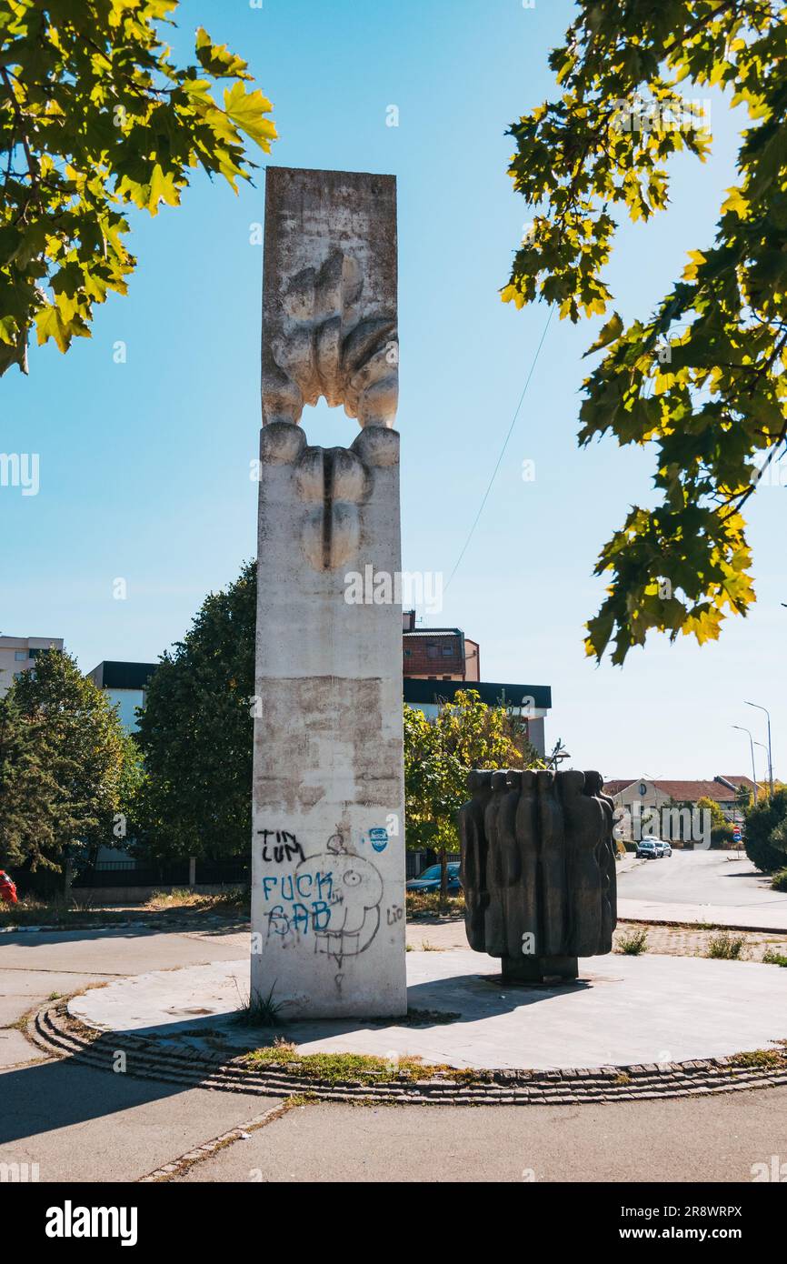 Denkmal für die gefallenen Kämpfer des Zweiten Weltkriegs, eine weiße Stabskulptur in Kosovo Polje, einer Satellitenstadt Pristina, Kosovo Stockfoto