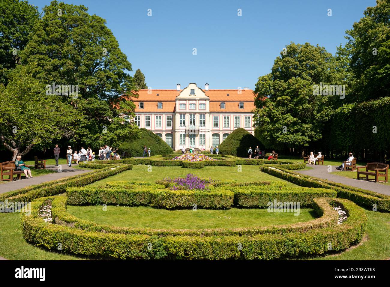 Gärten und Menschen im Department of Modern Art, das Nationalmuseum von Danzig, auch bekannt als Abbot's Palace in Oliwa Park, Danzig, P. Stockfoto