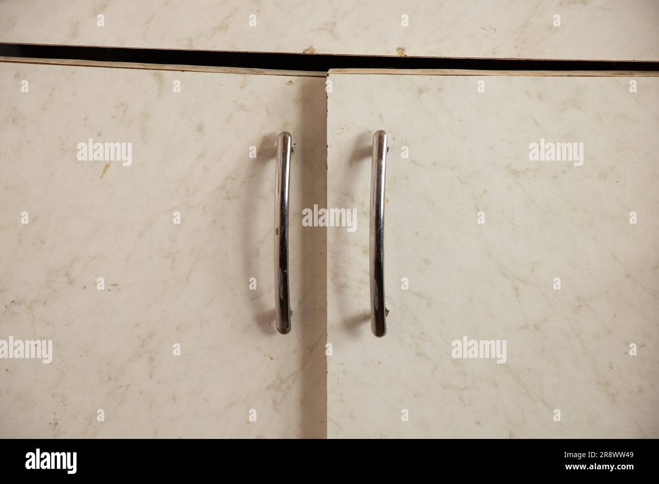 Küchenschrank mit Türgriff als Hintergrund-Nahaufnahme Stockfoto