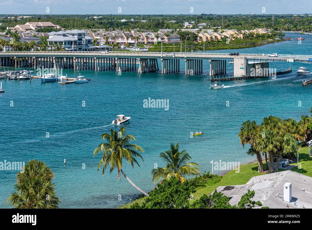 Blick auf die Bootstouren am Jupiter Inlet rund um die Carlin Bridge auf der U.S. Highway 1 in Jupiter, Florida, am nördlichen Ende von Palm Beach County. (USA) Stockfoto