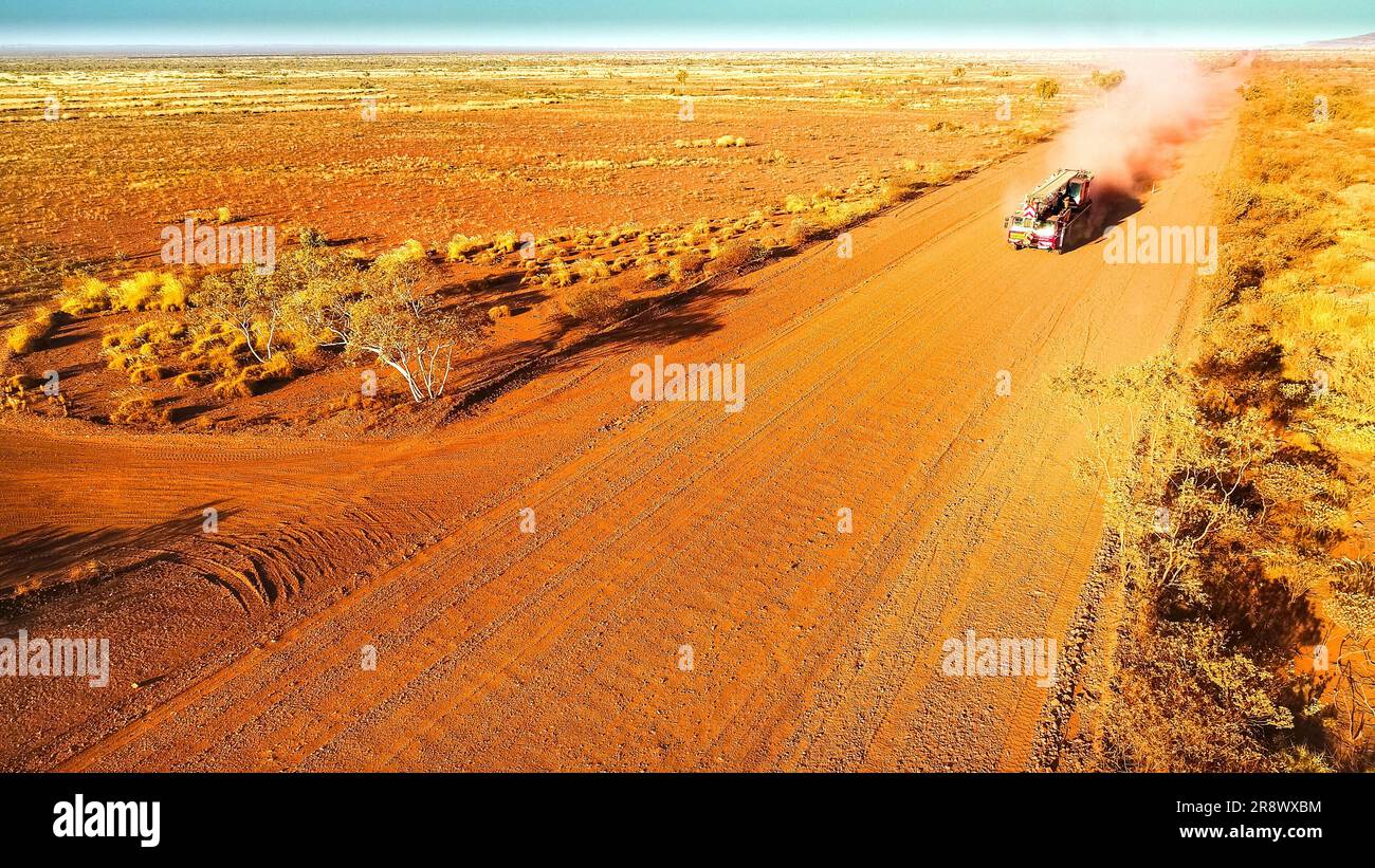Luftaufnahme eines Liebherr-Kranwagens, der sich auf einer roten Feldstraße, Pilbara, Westaustralien nähert Stockfoto