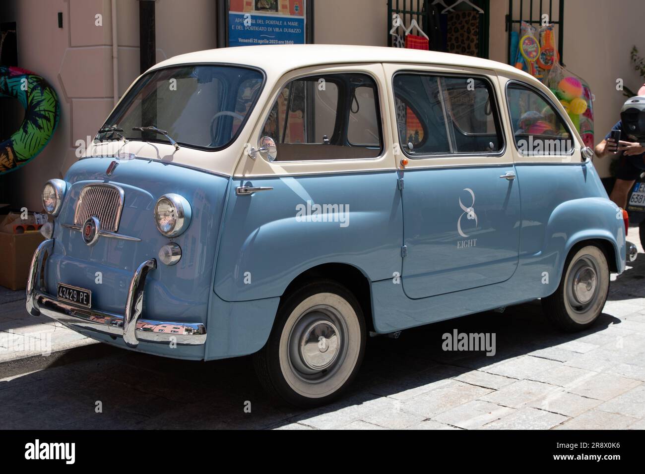 milano , italia - 06 21 2023 : fiat 600 Multipla Retro Blue Vintage Model Old Timer Car 60 in der italienischen Straße Stockfoto