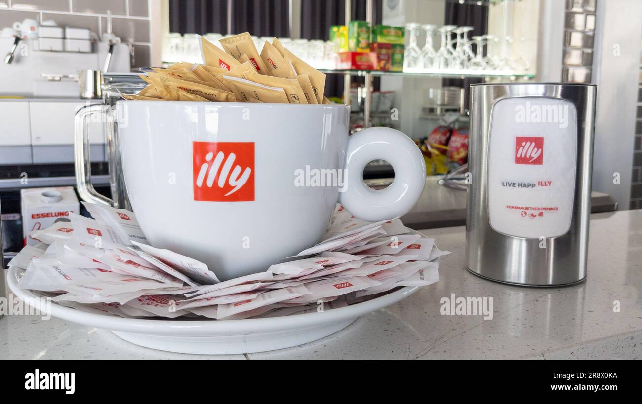 Bordeaux , Aquitaine Frankreich - 06 21 2023 : Illy Coffee Shop rotes Schild Logo Cafe führende italienische Kaffeemaschine Textmarke in riesiger Tasse an der Bar Stockfoto