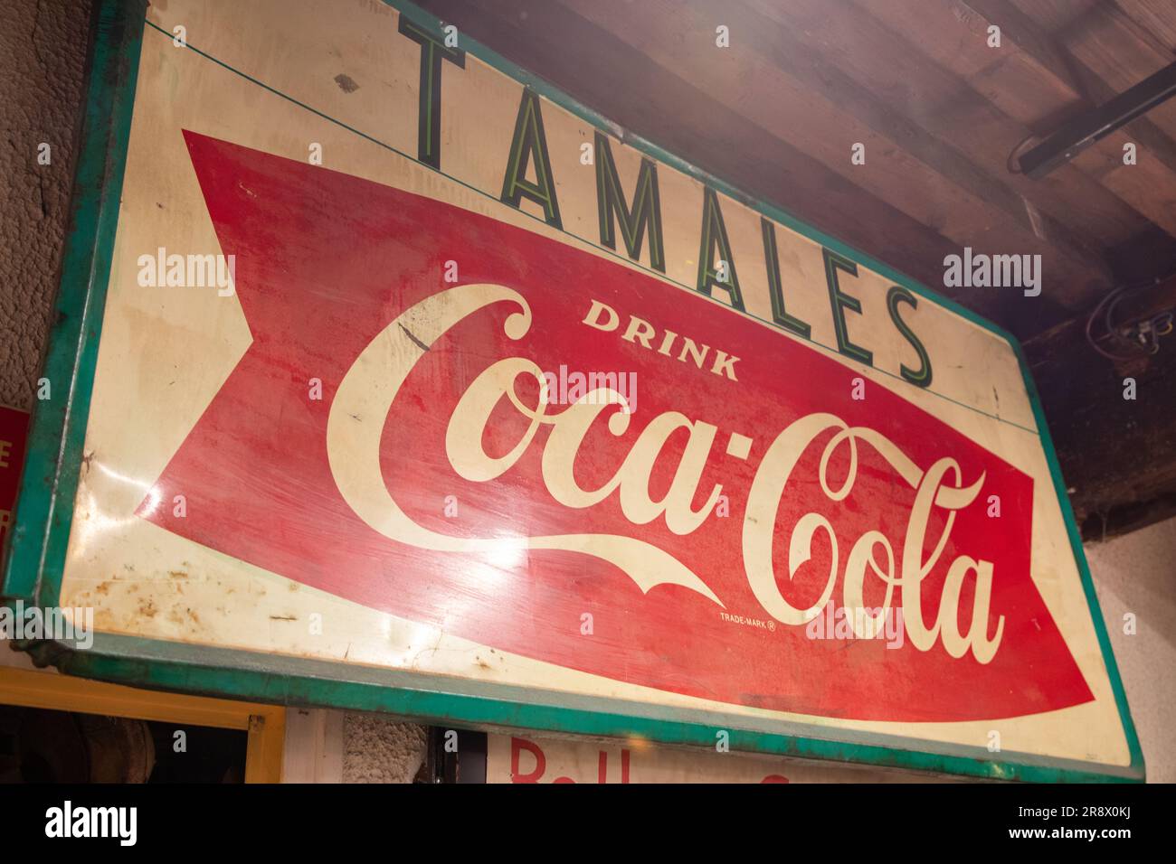 lyon , Frankreich - 06 16 2023 : Coca-Cola-Retro-Drink-Werbung Logo und Text Marke kohlensäurehaltiges alkoholfreies Getränk Antike Tafel Stockfoto