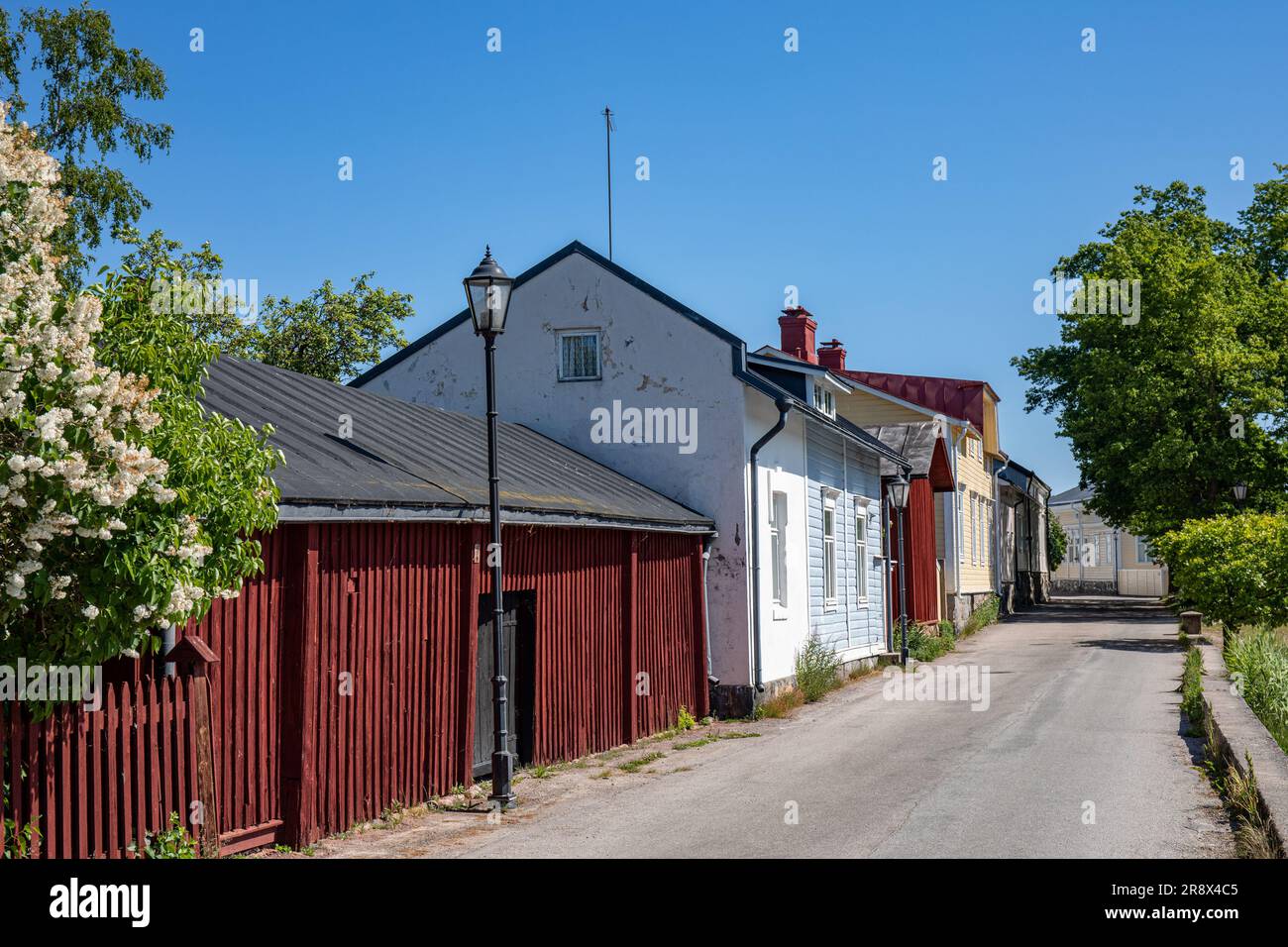 Blick auf die Eteläinen Rantakatu oder Södra Strandgatan an einem sonnigen Sommertag in Barckens udde, der Altstadt von Tammisaari oder Ekenäs, Finnland Stockfoto