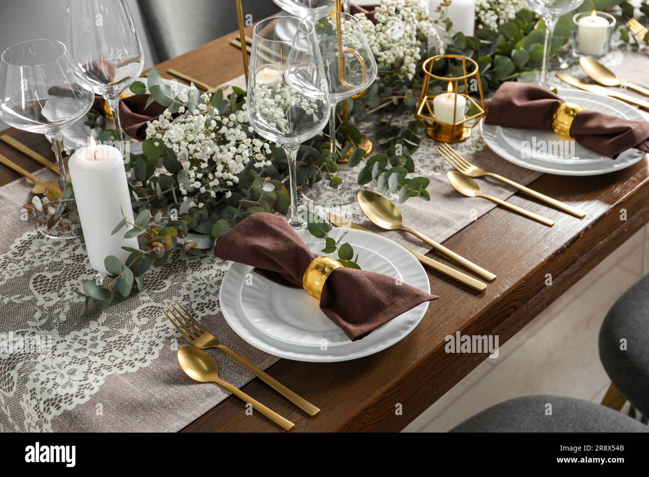 Stilvoller, eleganter Tisch für ein festliches Abendessen Stockfoto