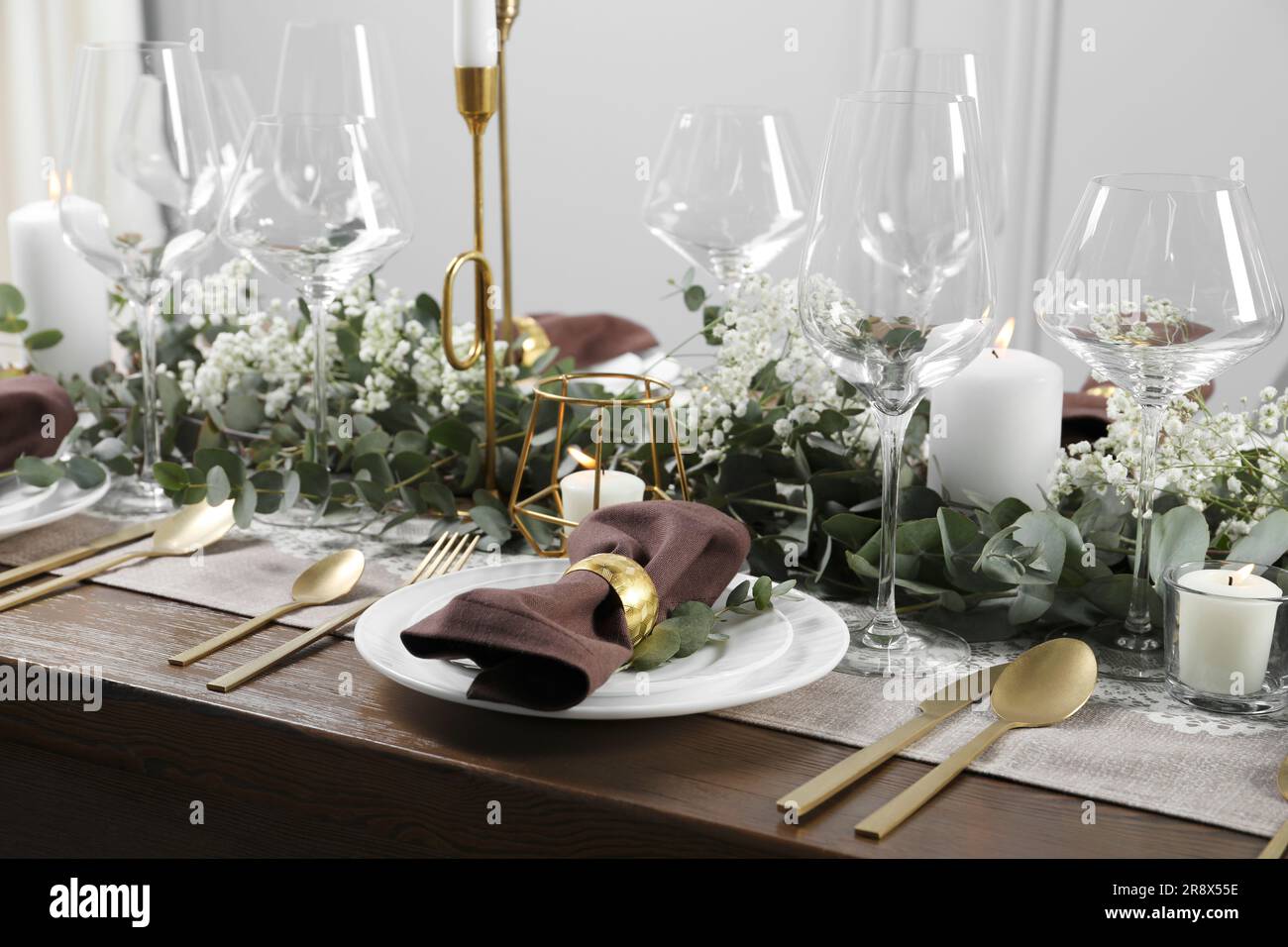 Stilvoller, eleganter Tisch für ein festliches Abendessen Stockfoto