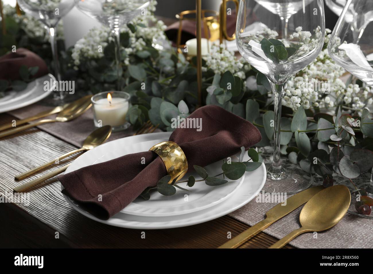 Stilvoller, eleganter Tisch für ein festliches Abendessen Stockfoto