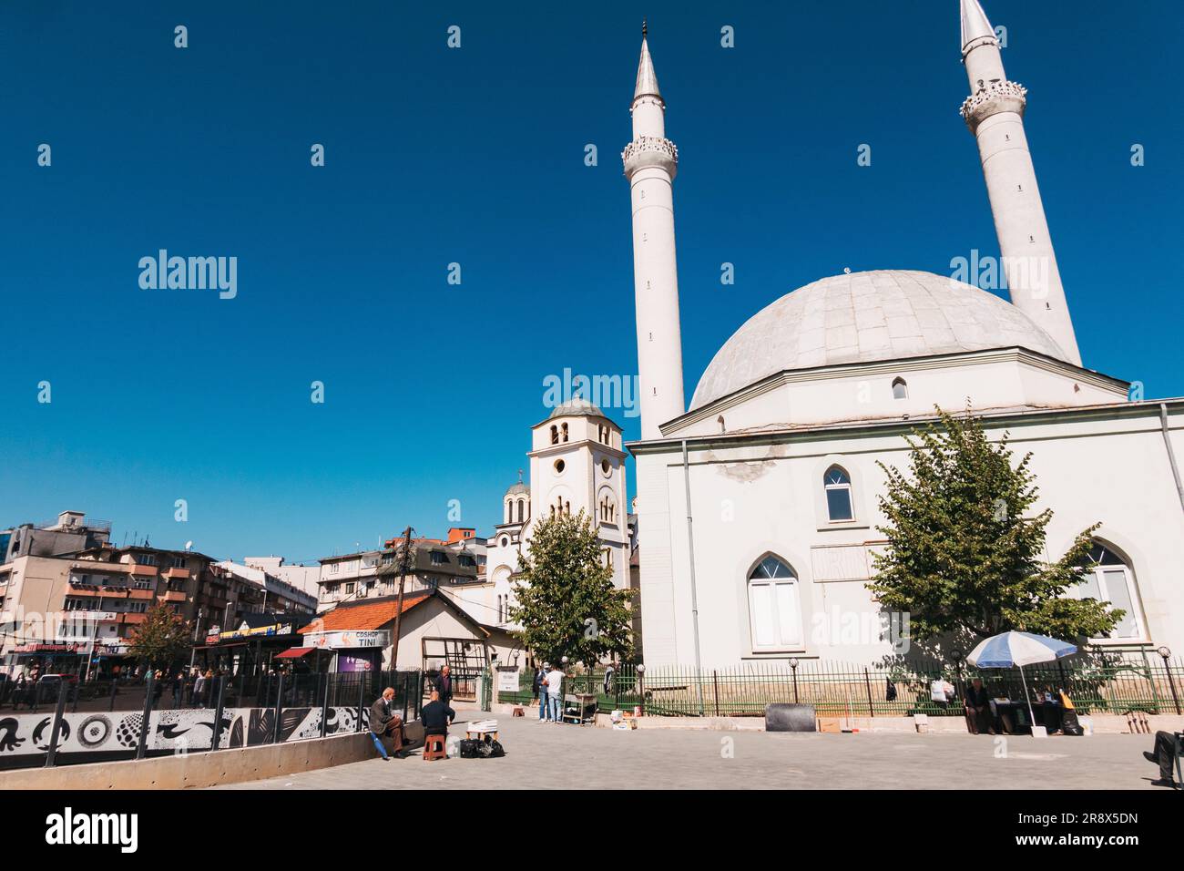 Die große Moschee und die serbisch-orthodoxe St. Die Kathedrale von Uroš, die sich im Zentrum der Stadt Ferizaj, Kosovo, bekanntermaßen nebeneinander befindet Stockfoto
