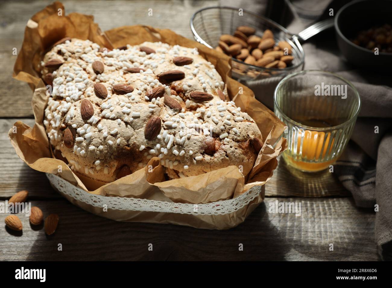 Köstlicher italienischer Ostertaubenkuchen (traditionell Colomba di Pasqua) und Zutaten auf Holztisch Stockfoto