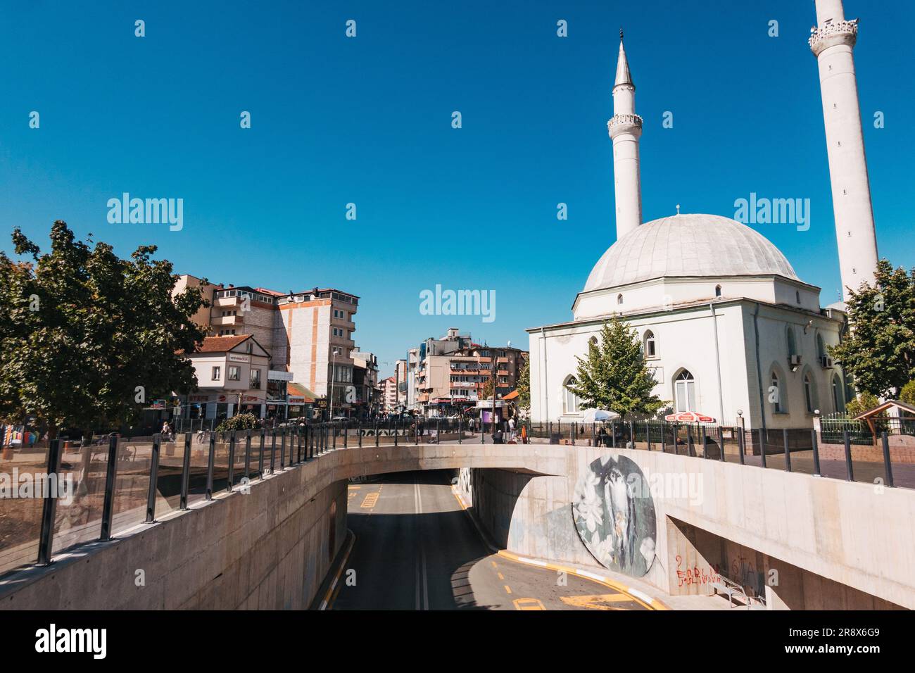 Die große Moschee und die serbisch-orthodoxe St. Die Kathedrale von Uroš, die sich im Zentrum der Stadt Ferizaj, Kosovo, bekanntermaßen nebeneinander befindet Stockfoto