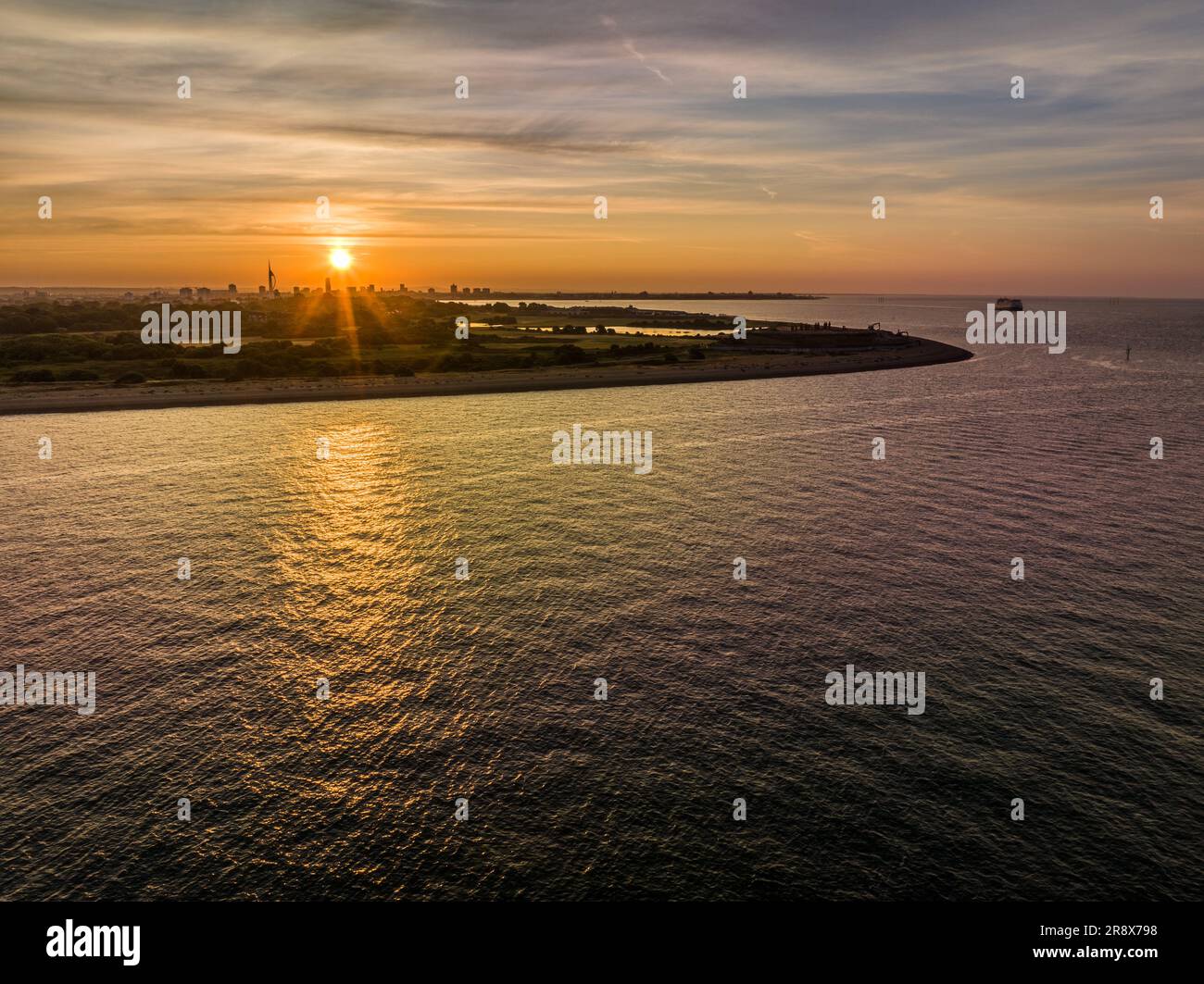 Der Solent bei Sonnenaufgang aus der Vogelperspektive Portsmouth Hampshire, Drohnenfotografie. Stockfoto
