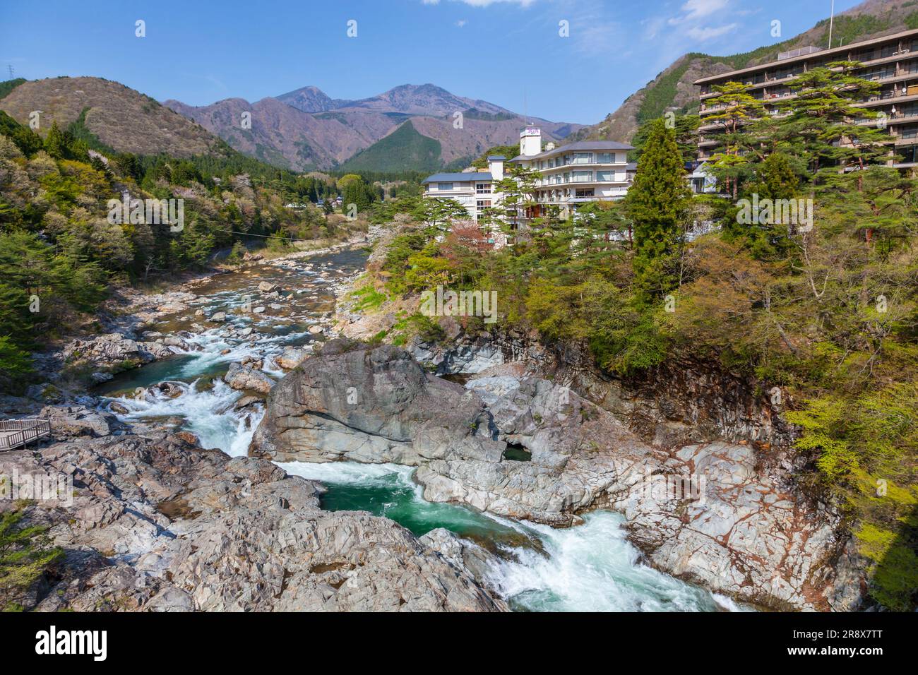 Kinugawa Onsen Stadt und Kinugawa Fluss Stockfoto